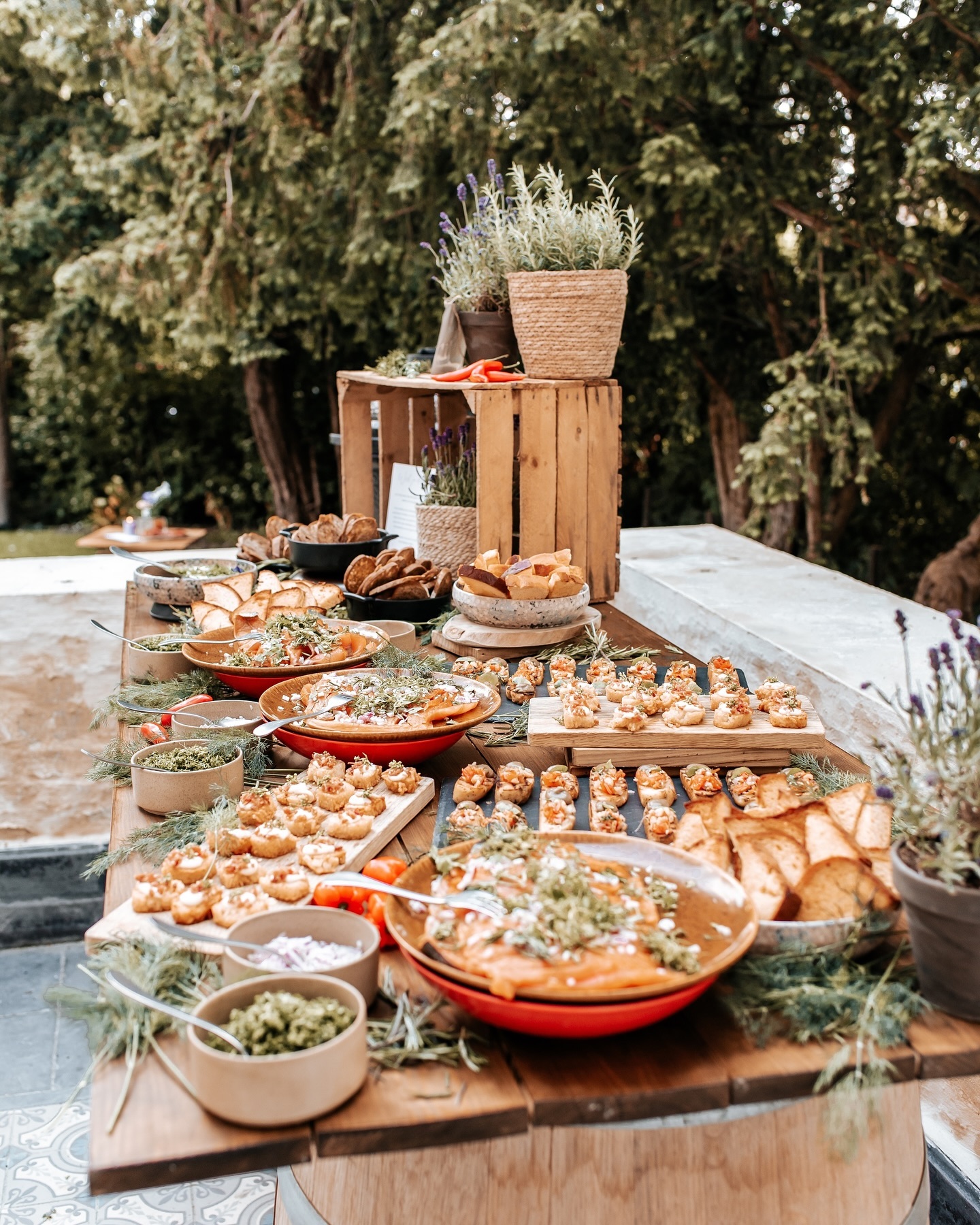 Is er iets beter dan een superlekker én aesthetically pleasing buffet? 😋
Foto @shanaseysphotography
Food @antoine_rabaut_catering
Locatie @pastorie_leke