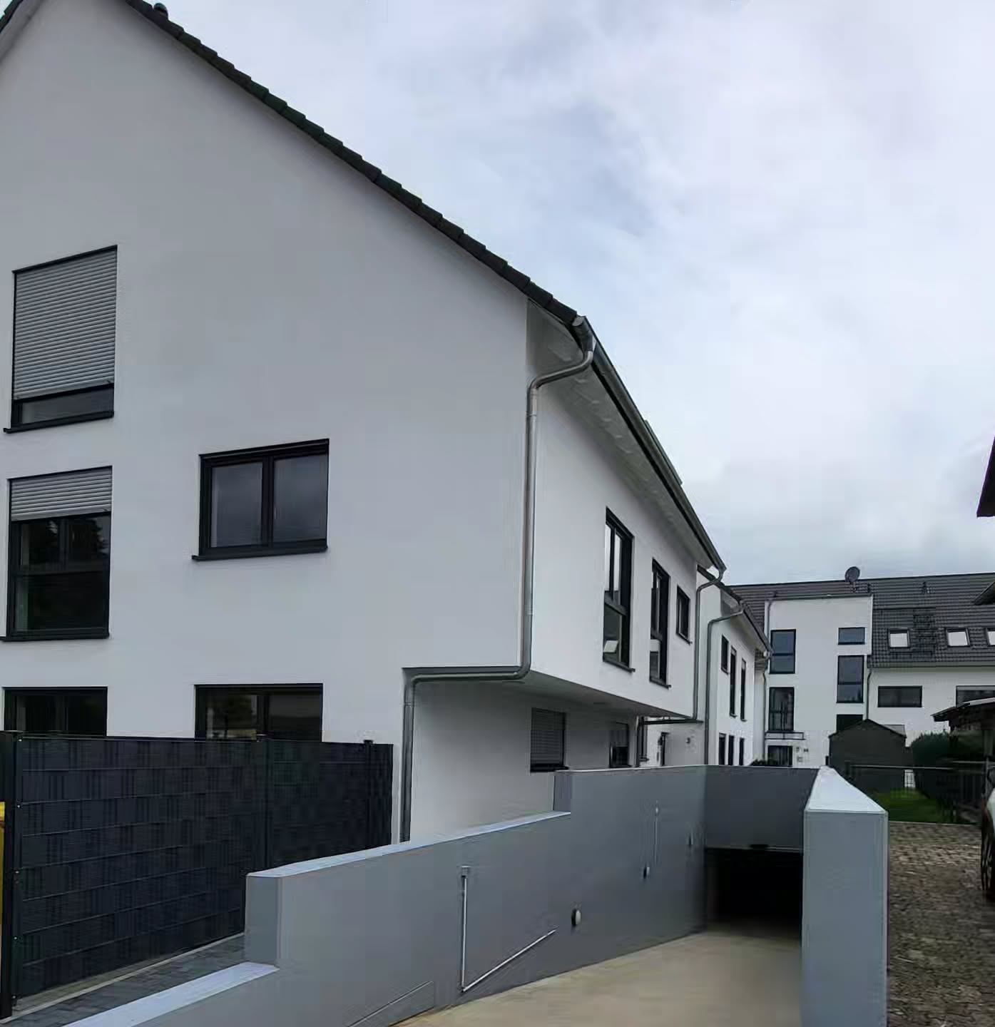 Heute begleiten wir die Abnahme des Gemeinschaftseigentums einer unserer neuen Liegenschaft in Neuberg. Ein exklusiver Neubau mit 21 Wohnungen und Tiefgarage wird zukünftig von uns verwaltet.
#hausverwaltung #gemeinschaftseigentum #abnahme #sachverständiger #wegverwaltung