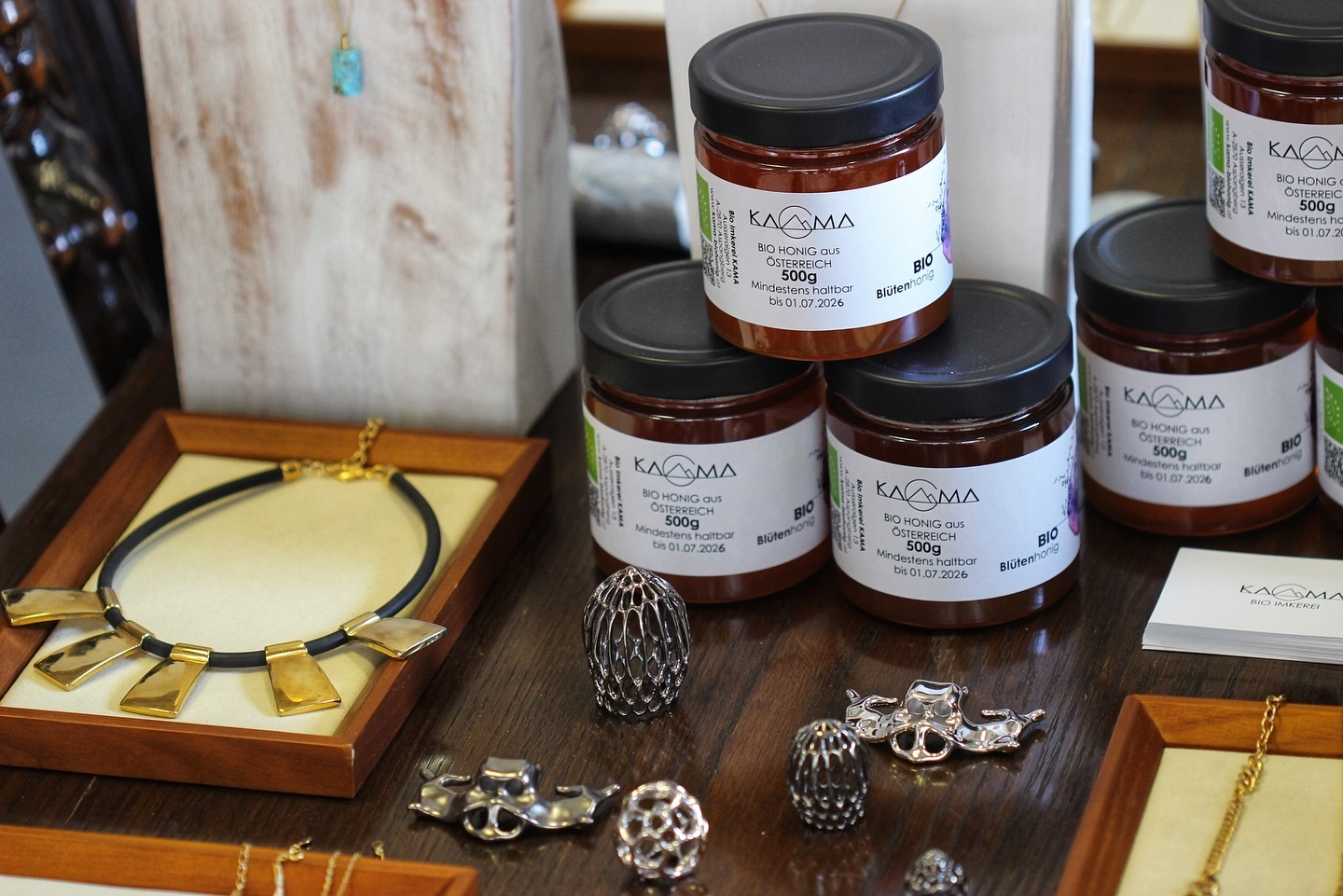 Unseren Honig könnt ihr auch bei @sandersenjewels kaufen. Schaut unbedingt bei der wundervollen Sophie in der Pramergasse 22, 1090 Wien, vorbei! 🤍
*
*
#BioHonig #OrganicHoney #NaturalHoney #HoneyFromAustria #HandmadeHoney #HonigLiebe #BienenUndBlüten #SustainableHoney #HoneyLove #LuxuryJewelry #SchmuckDesign #HandcraftedJewelry #AustrianJewelry #FineJewelry #JewelryLover #NatureAndLuxury #SustainableLuxury #EcoFriendly #JewelryAndHoney #LocalCraft #HandmadeWithLove #WienerSchmuck #SustainableLiving #ViennaVibes #HonigAusÖsterreich #LuxuryLifestyle #NaturalGoodness #HandcraftedInAustria
