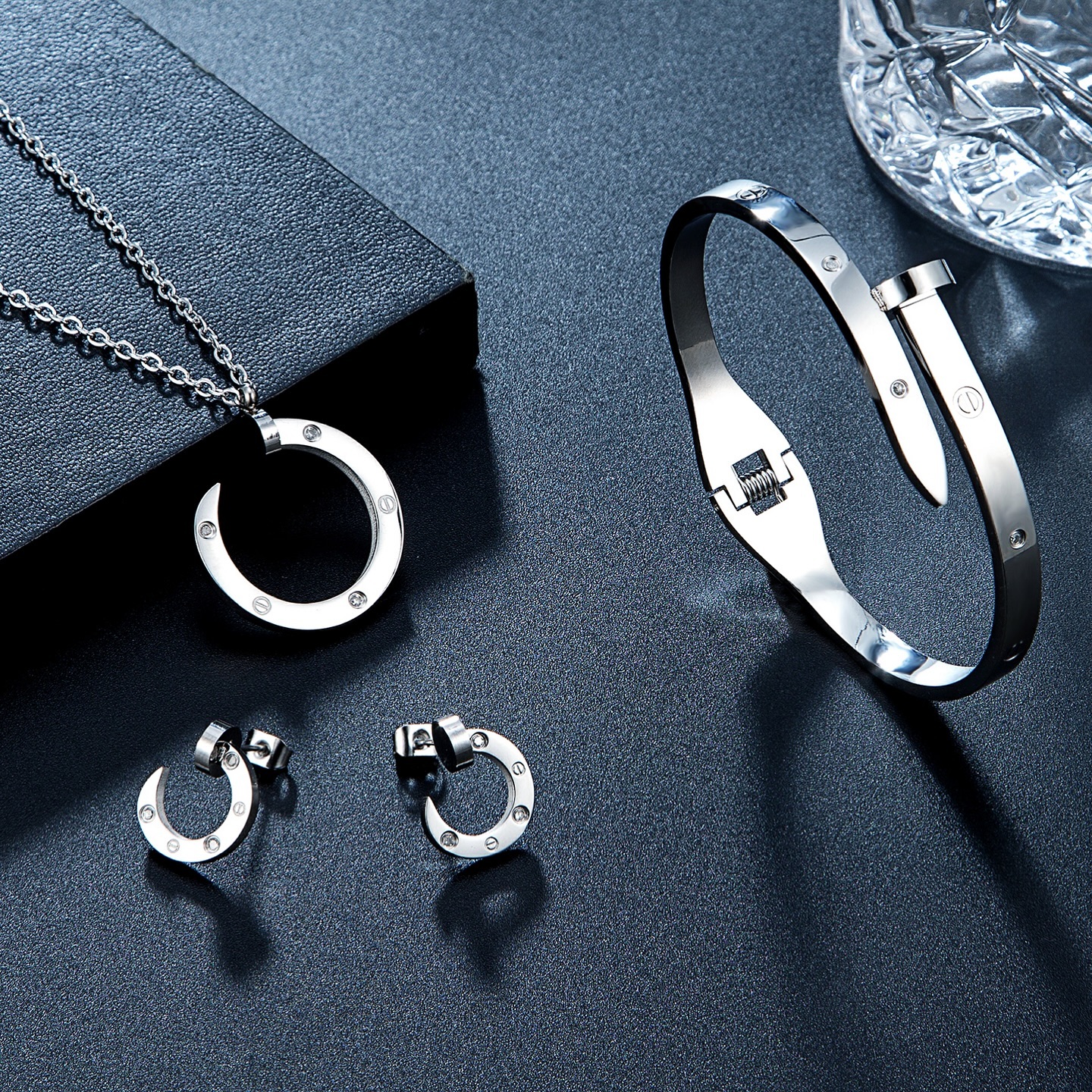 New Arrival Alert! 💎 Elevate your style with our stunning diamond jewelry collection.
Shop now and shine brighter! #DiamondCollection
🇶🇦🇦🇪🇰🇼