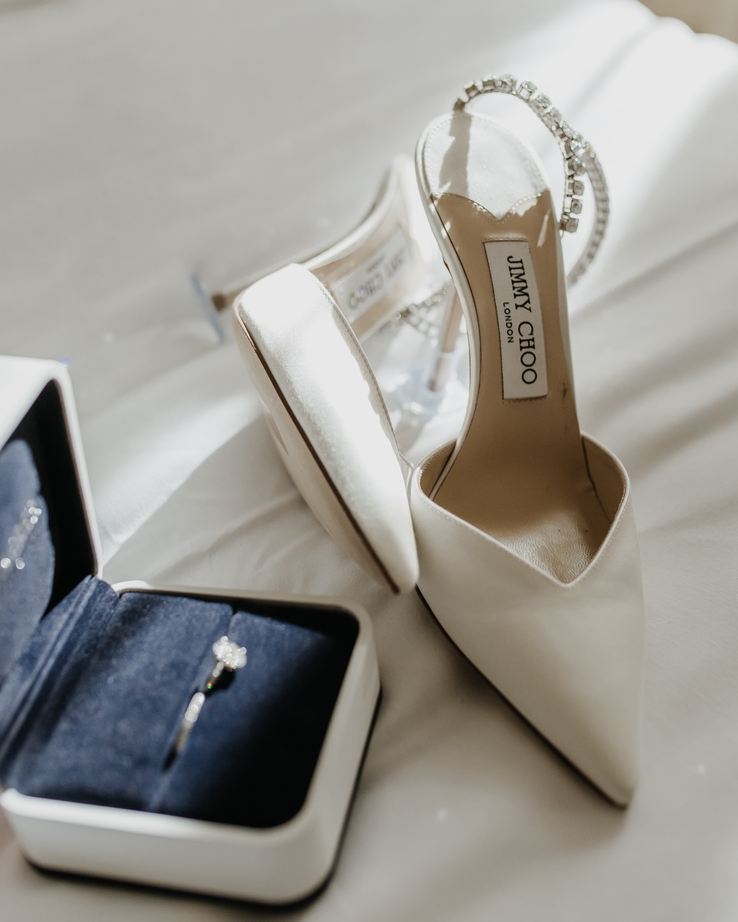 the brides details 🤍
photo @karinawiebe_photography
wedding designed & planned @marrybylen @qt.weds
venue @preciseresortschwielowsee
h+m @chrisbaer.makeup
#wedding #luxury #weddingfilm #destinationwedding #weddinginspiration