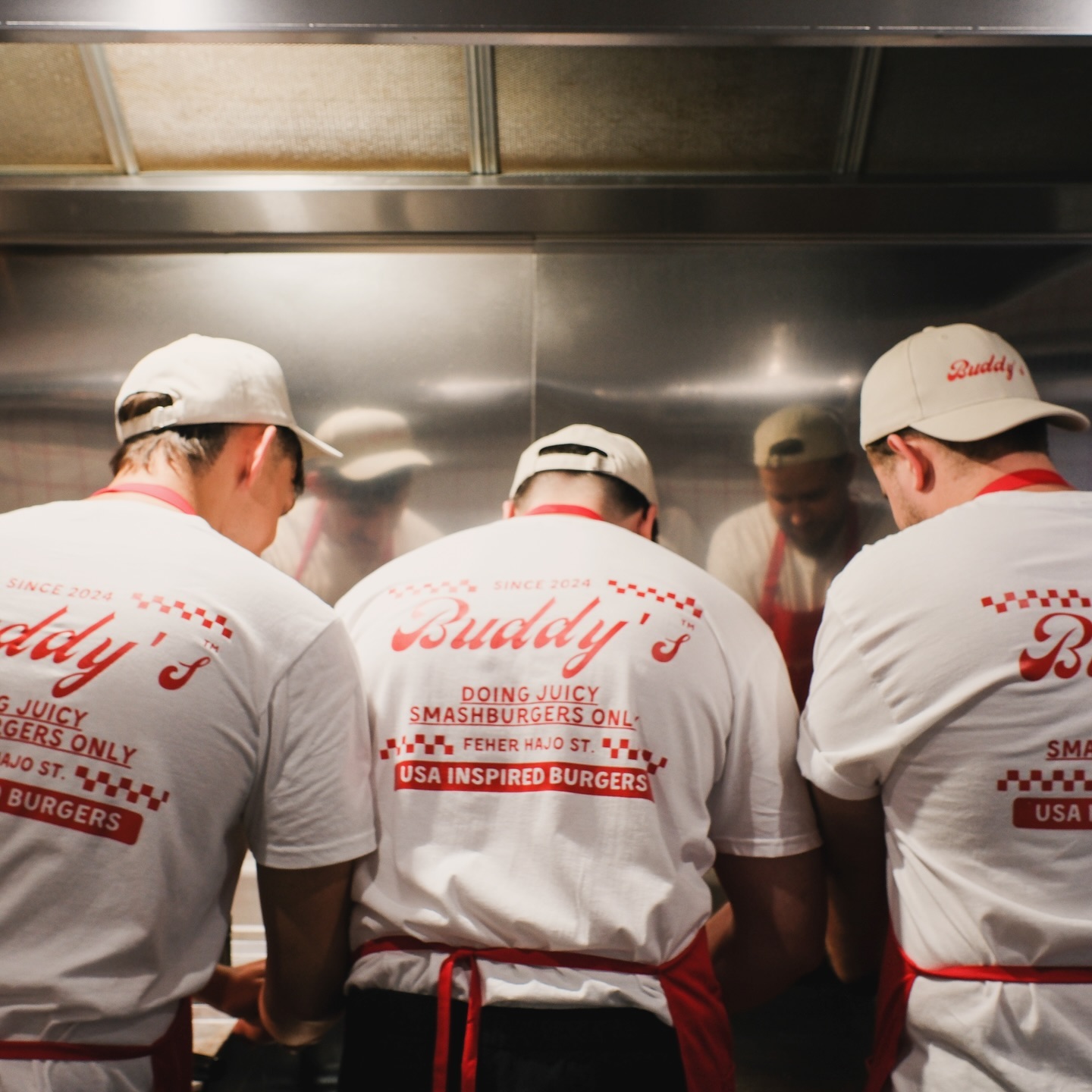 Hetekig kísérleteztünk a háttérben, hogy a legjobb burgereket adhassuk ki a kezünkből. Elégedettek vagyunk, szerintünk iszonyú jó burgerek készülnek a Buddy’s-ban. Gyere és próbáld ki te is! Budapest, Fehér Hajó utca 8-10.