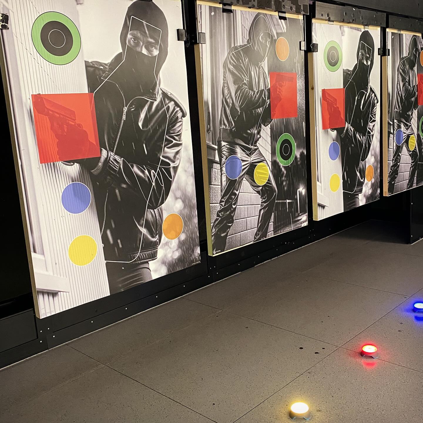 🚥 Zielscheiben für moderne Trainings - setze auch auf visuelle Reize 🚥
Unsere Zielscheiben sind genau das, was Du brauchst, um Dein Schiesstraining auf das nächste Level zu bringen. Mit realistischen Bildern und Farbkontrasten bieten sie ideale Voraussetzungen für den Einsatz mit optischen Auslösesystemen. Z.Bsp. in Kombination mit den #blazepod kannst Du gezielt auf visuelle Reize reagieren und unter realistischen Bedingungen für den Ernstfall trainieren. Mach Dich bereit und kombiniere sensorische Reize - akustisch zu visuell 🚥👀
#zielscheiben #schießsport #präzisionsschießen
#schießübung #treffsicherheit #schießscheiben
#schießbedarf #target #targetshop #shooting #schiessstand #schiesstraining #schießen #shootingtraining #combat #schelling #polizei #imfeldvisions #treffsicherheit #präzision #visuelle