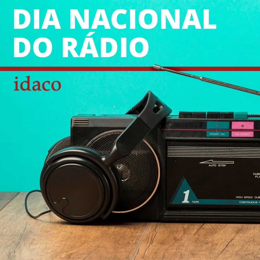 🎙️📻 Hoje é Dia do Rádio no Brasil! 📻🎙️
A data homenageia Roquette-Pinto, o “Pai do Rádio Brasileiro”.
Você sabia? 🤔 A primeira transmissão de rádio no Brasil aconteceu em 7 de setembro de 1922, durante as comemorações do Centenário da Independência. E sabe de onde foi transmitida? Do alto do Corcovado, no Rio de Janeiro! Foi uma transmissão histórica.
Com mais de 100 anos de história, o rádio se reinventou, mas nunca perdeu sua essência: informar, entreter e conectar milhões de pessoas. Seja no carro, em casa, ou até no celular, ele está sempre presente, adaptando-se aos novos tempos. ✨
Que tal sintonizar hoje sua estação favorita e celebrar essa história fascinante? 📻💙
#diadoradio #radiobrasil #comunicação #historiadoradio