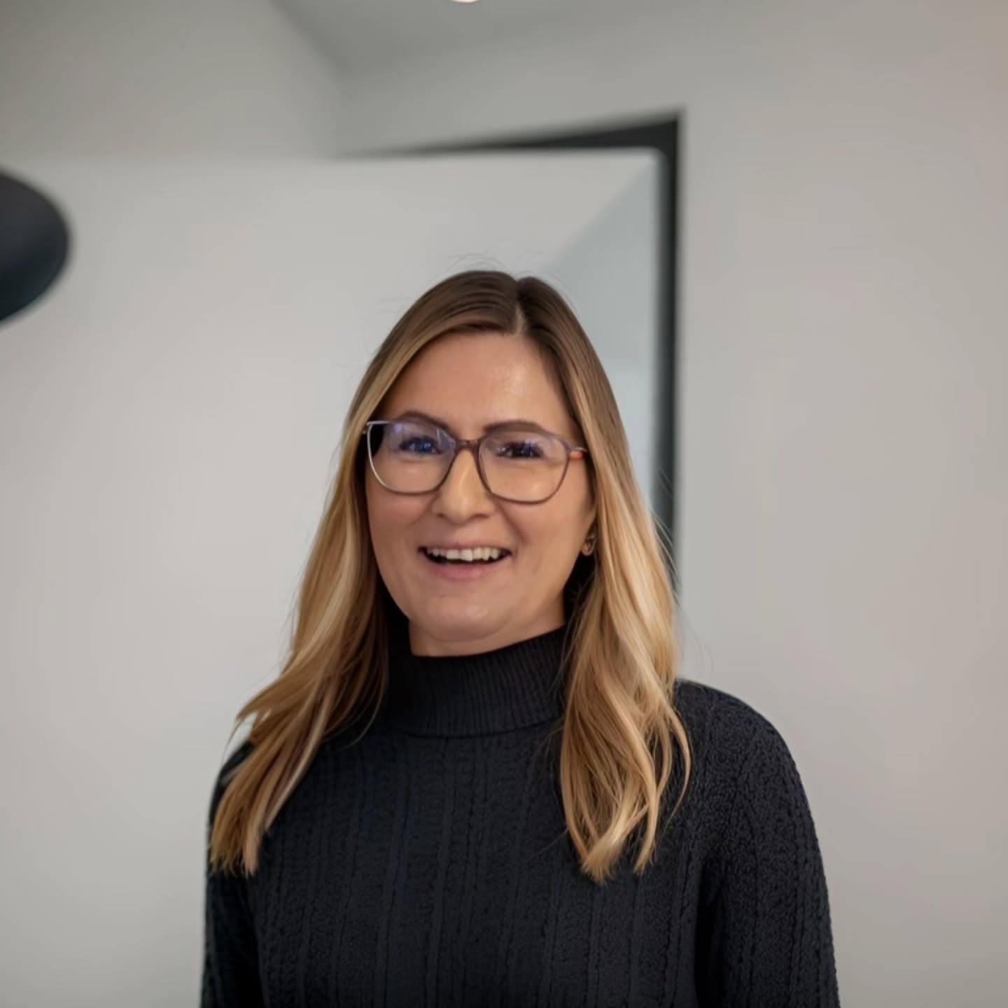 Manuela ist für alle technischen Fragen rund um Ihre Liegenschaft verantwortlich. Sie koordiniert Wasserschäden bis hin zu tropfenden Wasserhähnen. Ihre Garten und das Mountainbike sind der Ausgleich für ereignisreiche Tage im Büro.
#hausverwaltung #wasserschaden #objektbetreuung