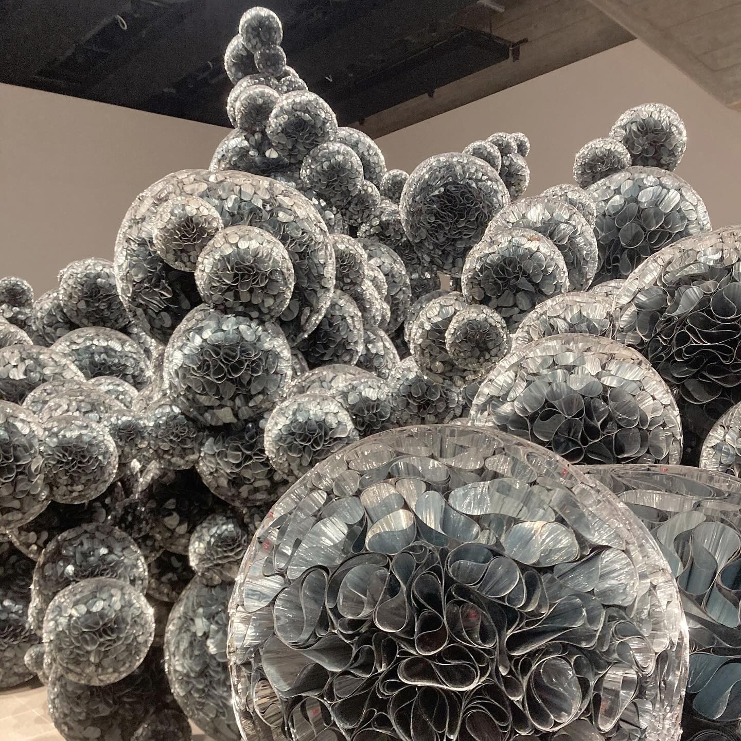 đ©¶ Welcome to the Season of Metal
Now that we have moved into Autumn (for the Northern Hemisphere), it is a good time to tap into the qualities of its ruling element: Metal.
As the energy of contraction, harvesting, and gathering, it can help with focus and clarity. Take a moment to ask yourself:
đ What is calling for my attention?
đŻ What am I trying to accomplish?
âïž What tools/resources do I need to reach my goals?
Add white, light grey or metallic colors and round items to your space to support your intentions, especially in your Completion and Helpful People areas.
đ«đ· Bienvenue dans la Saison du MĂ©tal
Maintenant que nous sommes en automne (pour lâhĂ©misphĂšre nord), câest le moment de puiser dans les qualitĂ©s de lâĂ©lĂ©ment qui le domine : le mĂ©tal
Câest lâĂ©nergie de la contraction, des rĂ©coldes et de la collecte, aussi elle peut vous aider Ă gagner en concentration et en clartĂ©. Prenez le temps de vous demander :
đ A quoi dois-je accorder mon attention ?
đŻ Quâest ce que jâessaie dâaccomplir?
âïž Quels sont les outils/ressources dont jâai besoin?
Ajouter du blanc, du gris clair ou des couleurs métalliques ainsi que des object de formes rondes à votre espace pour accompagner vos intentions, tout particuliÚrement dans les zones Complétude et Aide Extérieures.
#metal #greyisthenewblack #autumnvibes #intentionaldesign #fengshuiyourlife #homedecor #fengshuicharms