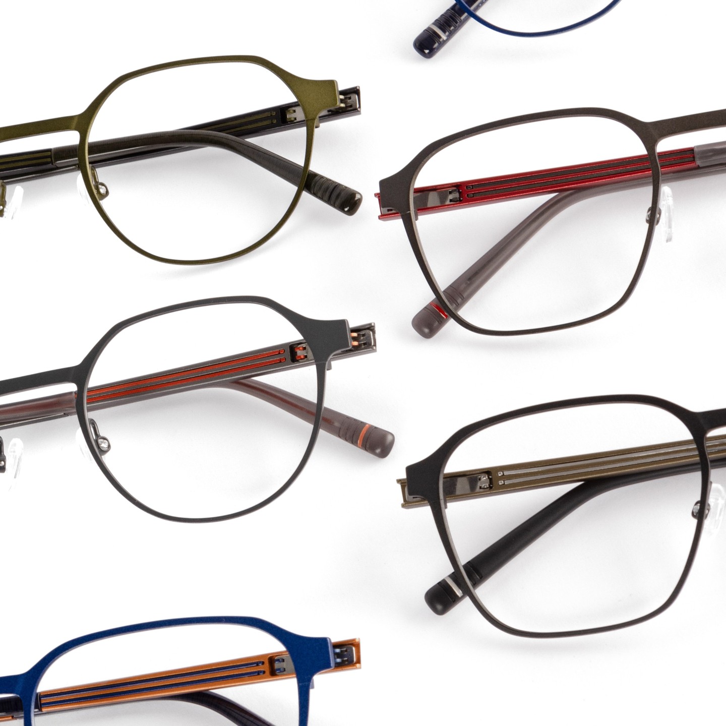 MOREL redefines masculine comfort
Renowed for its eyewear craftmanship for 140 years, MOREL presents a new concept at the pinnacle of masculine comfort: Ludvika.
Ludvika is a perfect fusion of technique and aesthetics. In addition to a minimalist matte front, its temple present two thin steel blades that
harmoniously extend the double-hook hinge.
A feat of design, these blades are cleverly incorporated into a subtly
colored aluminium temple.