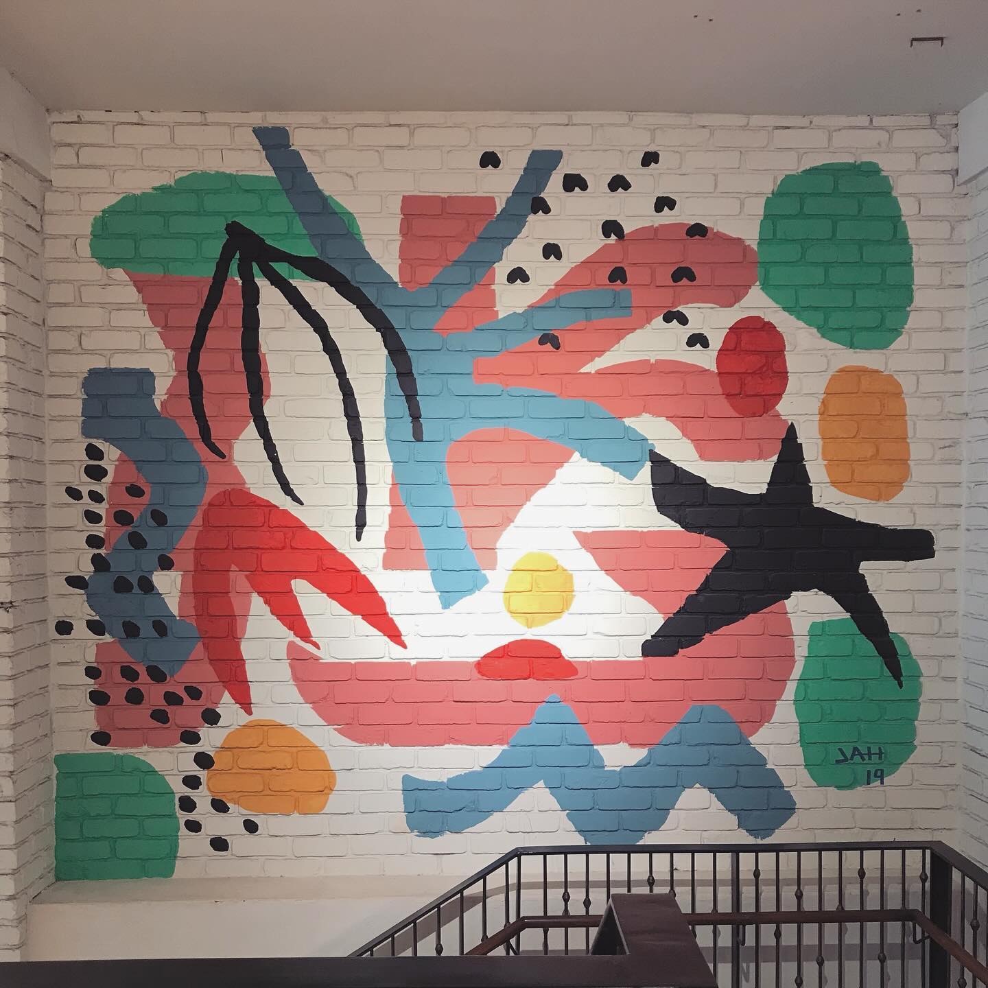 đš Color me Happy
Are you mindful about the colors you surround yourself with daily? On your walls, as decorating items, on your clothes and even in your food, their power is undeniable: they can energize, soothe, inspire, spark joy, invite introspection...
In Feng Shui, we use colors in your space (or your wardrobe) as energy or Qi adjustements:
đïž Separately for their specific properties
đ Or simultaneously to play with energy cycles and better support your goals.
Do you usually stick to the same colors? How do you resonate with certain hues?
đ«đ· Etes-vous concscients des couleurs dont vous vous entourez au quotidien? Sur vos murs, en objets de dĂ©co, sur vos vĂȘtements et mĂȘme dans vos aliments, leur pouvoir est indĂ©niable: elles peuvent Ă©nergiser, apaiser, inspirer, apporter de la joie, inviter Ă la rĂ©flexion...
Dans le Feng Shui, les couleurs nous servent à ajuster les énergies ou Qi de votre espace (voire de votre garde-robe) :
đïž SĂ©paremment pour leurs propriĂ©tĂ©s individuelles
đ Ou simultanĂ©ment afin de jouer avec les cycles Ă©nergĂ©tiques et accompagner au mieux vos objectifs
Avez-vous tendance Ă toujours choisir les mĂȘmes couleurs? Comment vous sentez-vous au contact de certaines teintes ?
#colorfuldecoration #intentionalliving #fengshuidesign #colorpalette #energywork #fengshuiyourlife #fengshuiforbusiness #fengshuiexpert