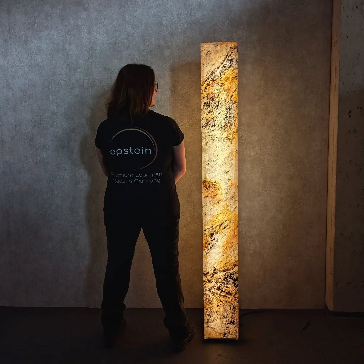 Sonderwünsche? Kein Problem! ✨
In unserer Manufaktur fertigen wir nicht nur Leuchten, sondern erfüllen auch Träume. Diese handgefertigte Lichtsäule aus echtem Schiefer in Sondergröße ist der beste Beweis dafür.
Unsere Kollegin zeigt, wie beeindruckend das Ergebnis ist! 💡
Egal, welche Vorstellungen Sie haben, wir setzen sie in Licht um. Kontaktieren Sie uns und lassen Sie uns gemeinsam Ihre individuelle Leuchte gestalten! 😊
#Leuchtenmanufaktur #LinzAmRhein #EpsteinLeuchten #Handgefertigt #Sonderanfertigung #Schiefer #Kundenwunsch #IndividuelleLeuchten #Lichtgestaltung #InteriorDesign #MadeInGermany