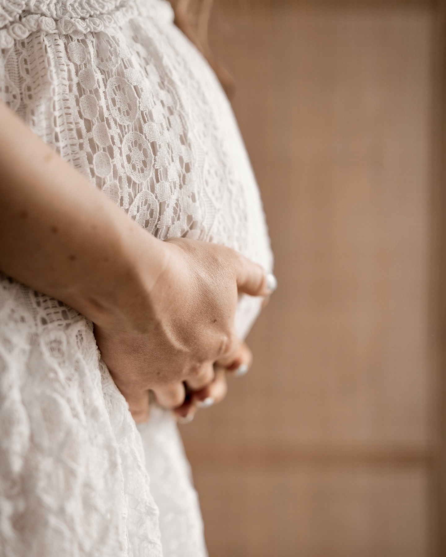 Jeder Babybauch ist einzigartig – die Form, die Größe, das kleine Wunder, das darin wächst. Keine Schwangerschaft gleicht der anderen, und genau das macht sie so besonders.
Diese magische Zeit vergeht oft viel zu schnell, und die Erinnerungen daran verblassen.
Aber durch liebevolle, persönliche Bilder kann ich für euch diesen Moment für immer festhalten. Stell dir vor, wie wertvoll es sein wird, später auf diese Bilder zurückzublicken und die Vorfreude auf dein kleines Wunder noch einmal zu spüren.
Jetzt ist die perfekte Gelegenheit, diese besondere Zeit für die Ewigkeit festzuhalten.
Melde dich gerne bei mir und lass uns gemeinsam unvergessliche Erinnerungen schaffen…🤎
#Babybauchshooting #Einzigartig #ErinnerungenFürDieEwigkeit #SchwangerschaftsFotografie #MagischeMomente #Familienfotografin #Rahlstedt #Hamburg #FürMamas #MomToBeHamburg