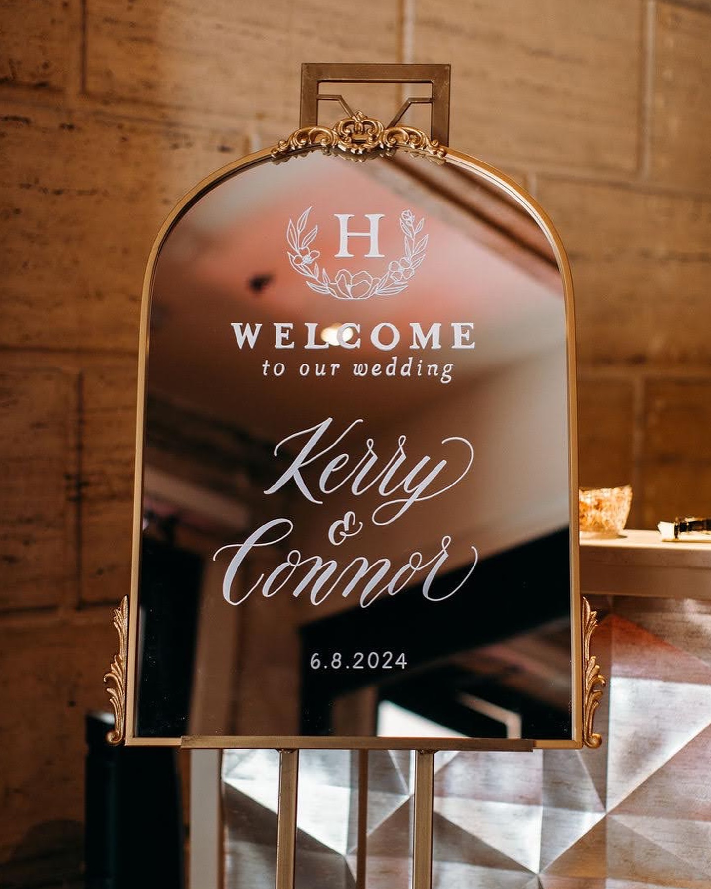 ✨ The Hudsons ✨
A chic day-of signage package to match the venue style + an incredibly sweet and fun couple = a perfect & beautiful day. Congratulations to Kerry & Connor! Swipe to the end to see their super cute selfie 🥹
All items are available as a la carte rentals - let’s build a custom package for your vision & needs! 🤍
Photography: @whenwedancephoto
Venue & catering: @finleycatering
Florals: @beautifulbloomsevents
#allicatcalligraphy #weddingcalligraphy #phillyinlove #phillycalligrapher #southjerseycalligrapher #phillywedding #calligraphy #weddingdecor