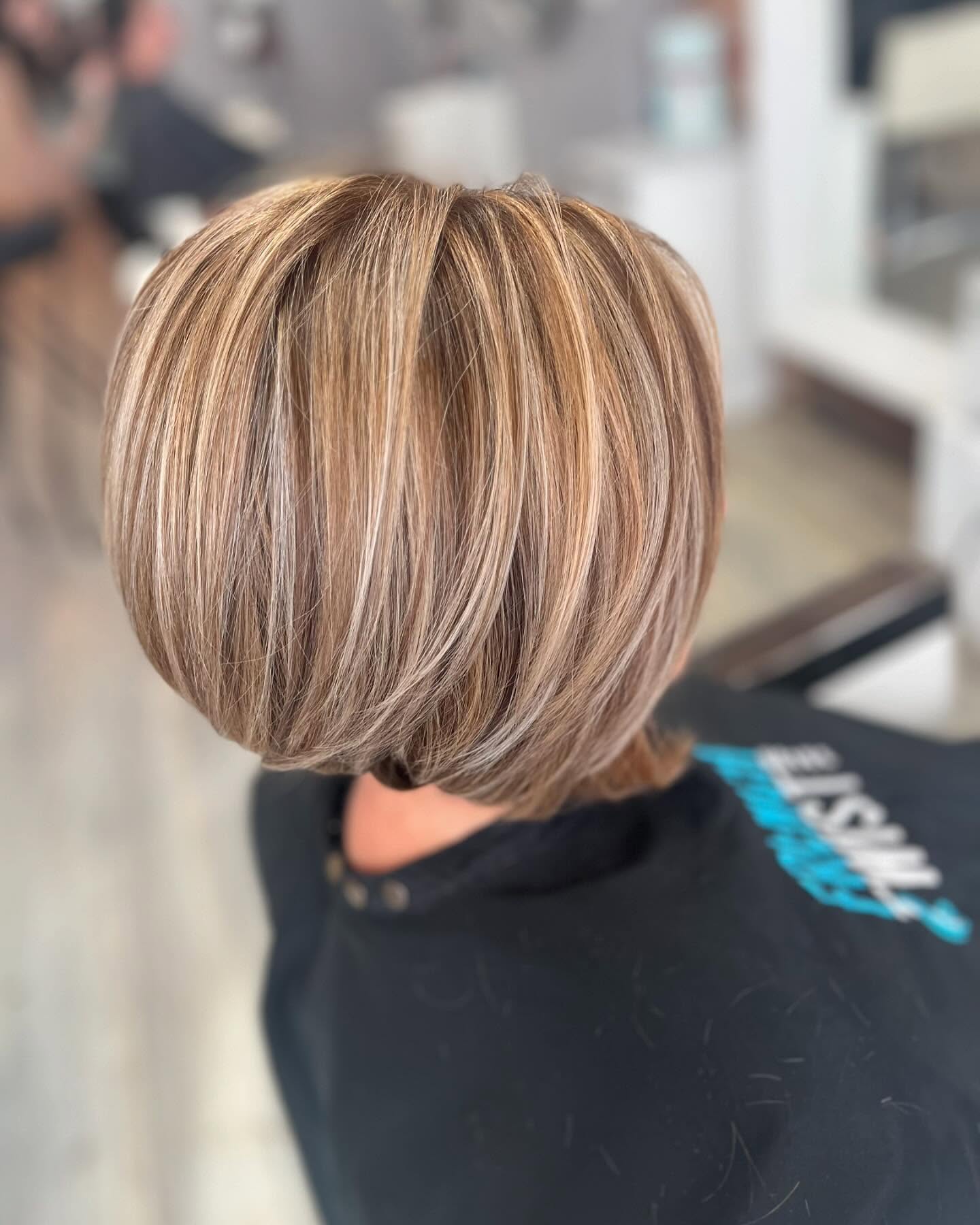 Partial foil with a highlight & lowlight! Triangular graduation for the haircut! ✨
Ready for a fresh start in a gorgeous salon!? We are hiring stylists! ✨🤍
•
•
•
#frenchtwist #newburyport #mahair #hairstylist