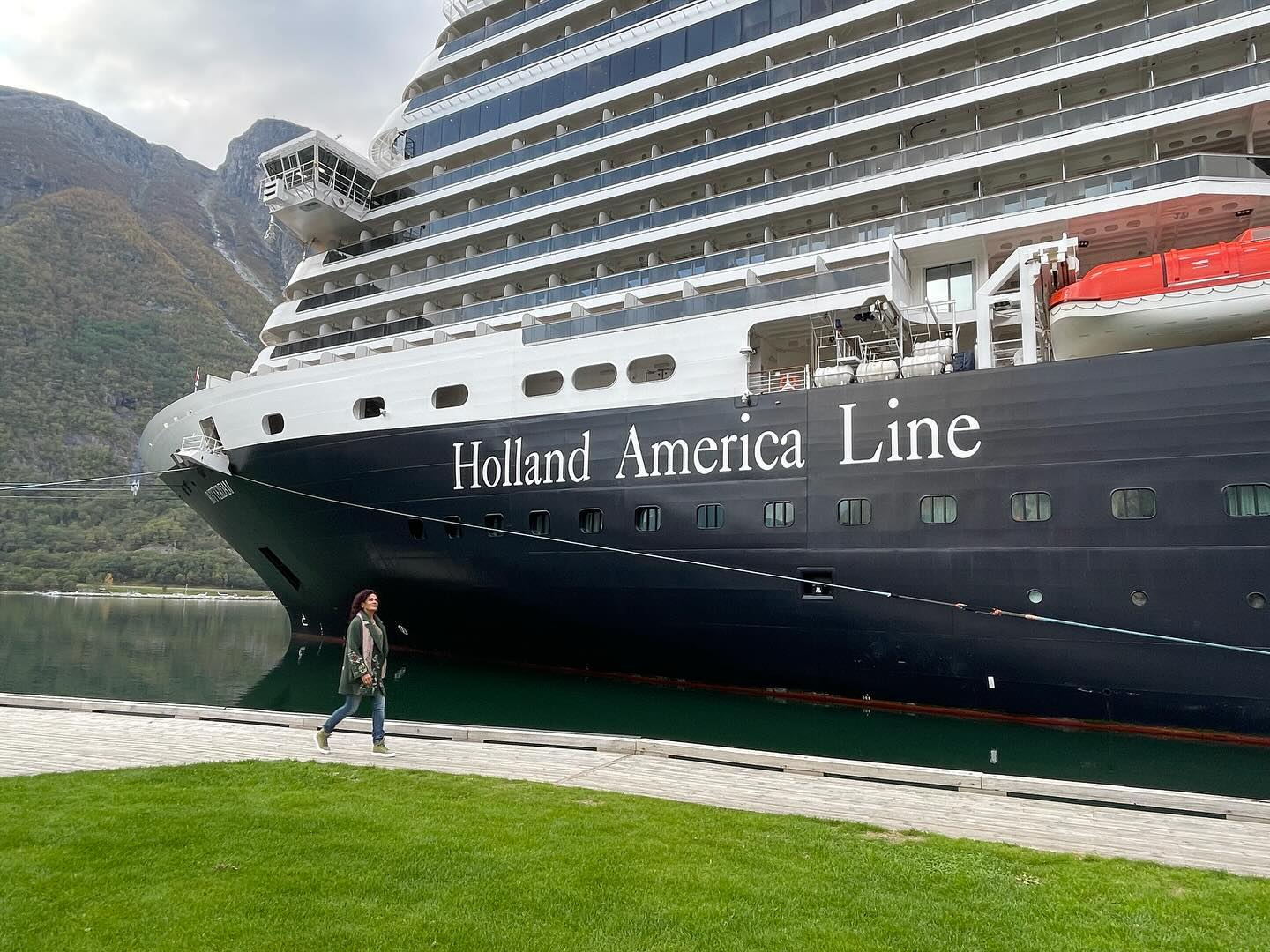 De eerste opnames voor CruiseLife staan erop. De afgelopen week maakte Chimène een reis van Rotterdam naar de Noorse fjorden. Vanaf 19 januari zal deze 4-delige serie te zien zijn op RTL4 #noorwegen #rtl4 #hollandamericaline