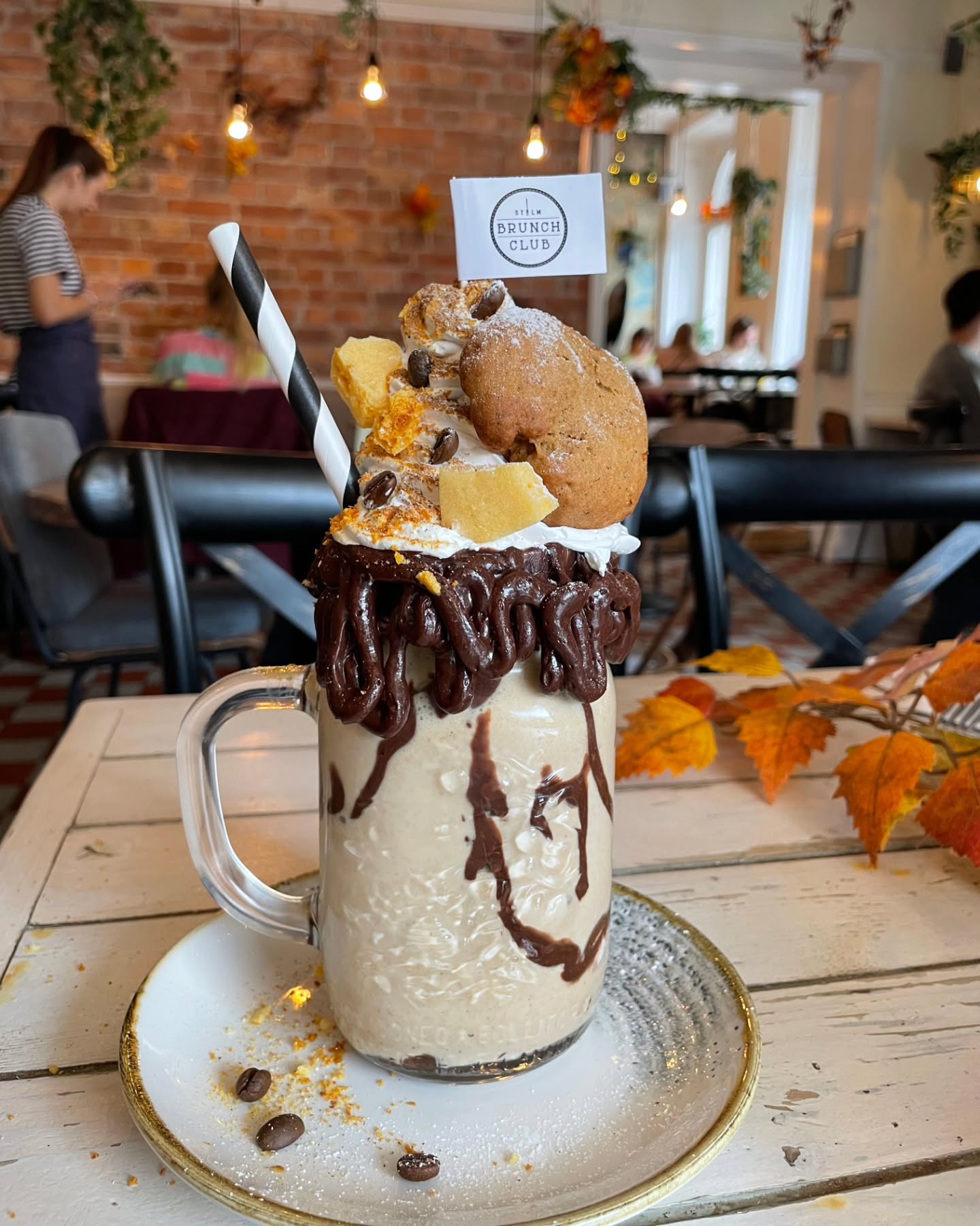 Are you an autumn? 🍂 🥮 October is kind of special to us as it was our opening month (9 years next week!! 😲🥹Whaaat is even time?!) but like it or not, it's here, sweater weather and all 🧣
And with new months come new drinks! Pumpkin spice and all things nice! Whether you prefer yours cold as a milkshake with chocolate sauce or the classic hot one, we got you covered 🙌🎃