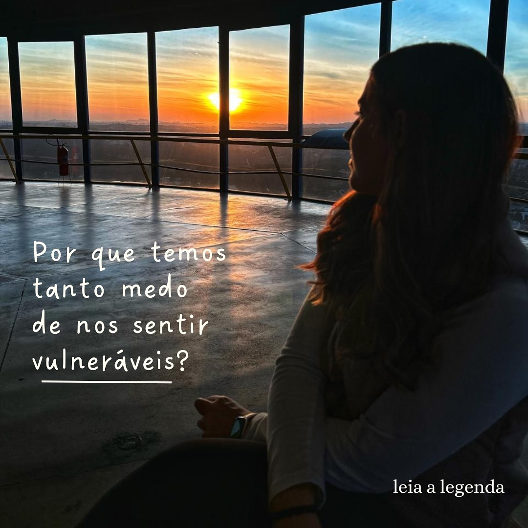 Deixa eu adivinhar, você tem medo de se sentir vulnerável? Eu também já me senti assim (e ainda sinto em muitos momentos) 🫣😔
A vulnerabilidade é vista como fraqueza, mas não é verdade… Eu gosto de olha-la como uma das MAIORES expressões de CORAGEM que podemos ter.
Desde cedo criamos mecanismos de defesa para nos proteger do medo de rejeição e do fracasso e até mesmo esconder nossas emoções, pois isso pode nos expor ao julgamento. Criamos essas defesas para evitar esse desconforto, nos distanciamos daquilo que nos faz humanos: nossas emoções!
Ai eu te pergunto, o quanto você está sendo verdadeiro com você mesmo escondendo tudo isso dentro de você? 🤔
Desapegar das expectativas e do medo do julgamento dos outros nos permite viver com mais LEVEZA ✨ - mesmo que isso signifique correr o risco de errar ou falhar!
E você, como encara sua vulnerabilidade? Me conta aqui 👇