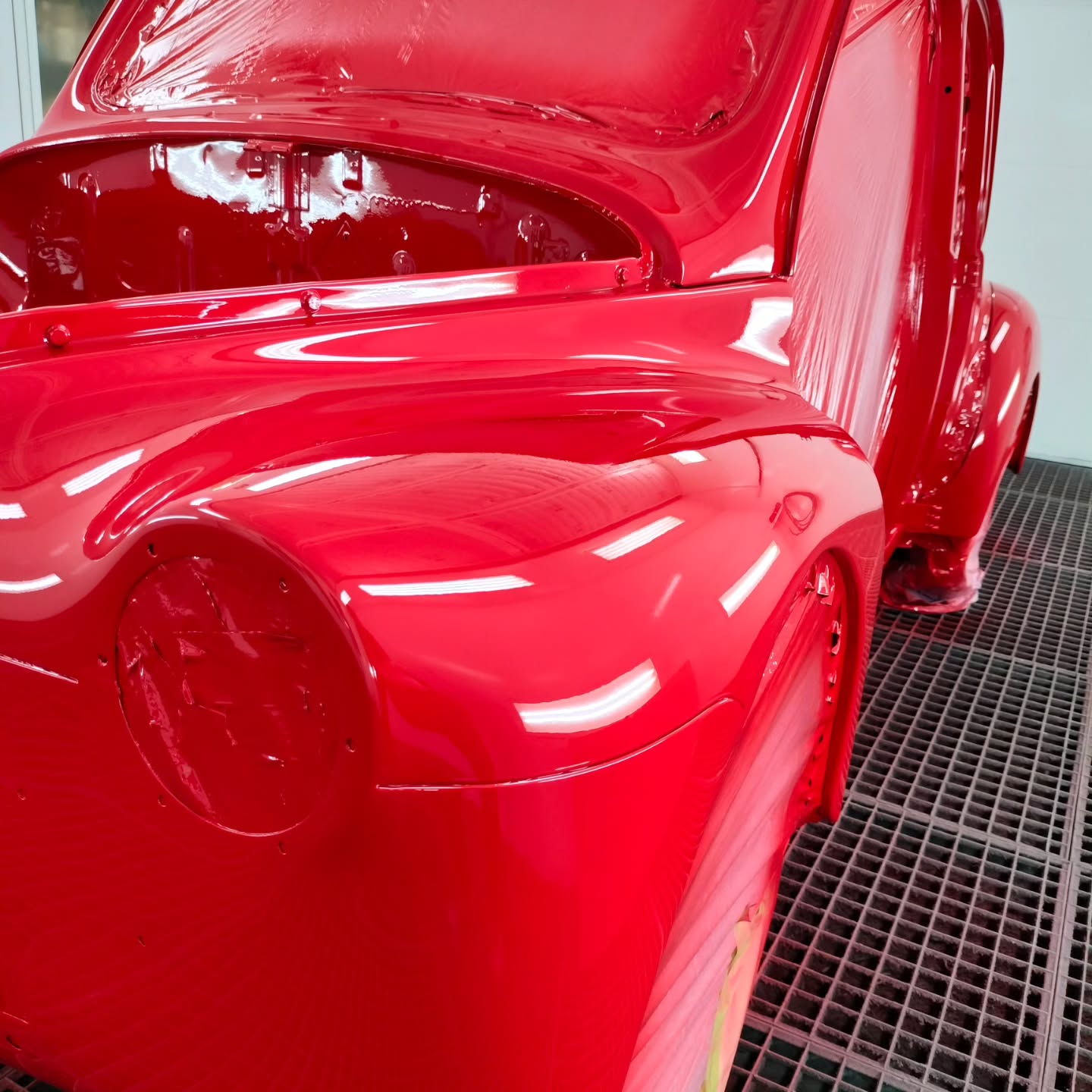 Un beau rouge flamboyant pour cette 4cv.