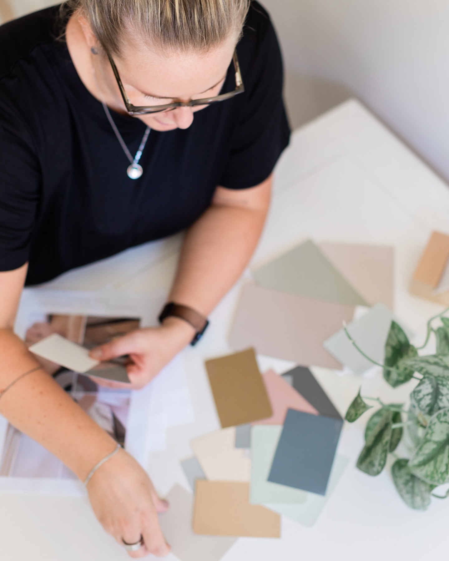 Kommunicerar ditt varumärke trovärdighet, kvalitet och framförallt dig? 😎
Du vill att ditt visuella varumärke ska vara attraktivt och generera kunder.
Om du känner att svaren inte är helt självklara på dessa frågor så behöver du ta tag i detta.
För tänk dig om ditt varumärke jobbar för sig själv, att det attraherar kunder på löpande band.
Det är möjligt!
Skicka ett DM om du vill ta steget! 🤩
#branding #visuellkommunikation #visuelltvarumärke #varumärke #varumärkesbyggande #grafiskprofil #grafiskdesign #logodesigner #logotyp #grafiskdesigner #soloföretagare #drivaföretag #egenföretagare