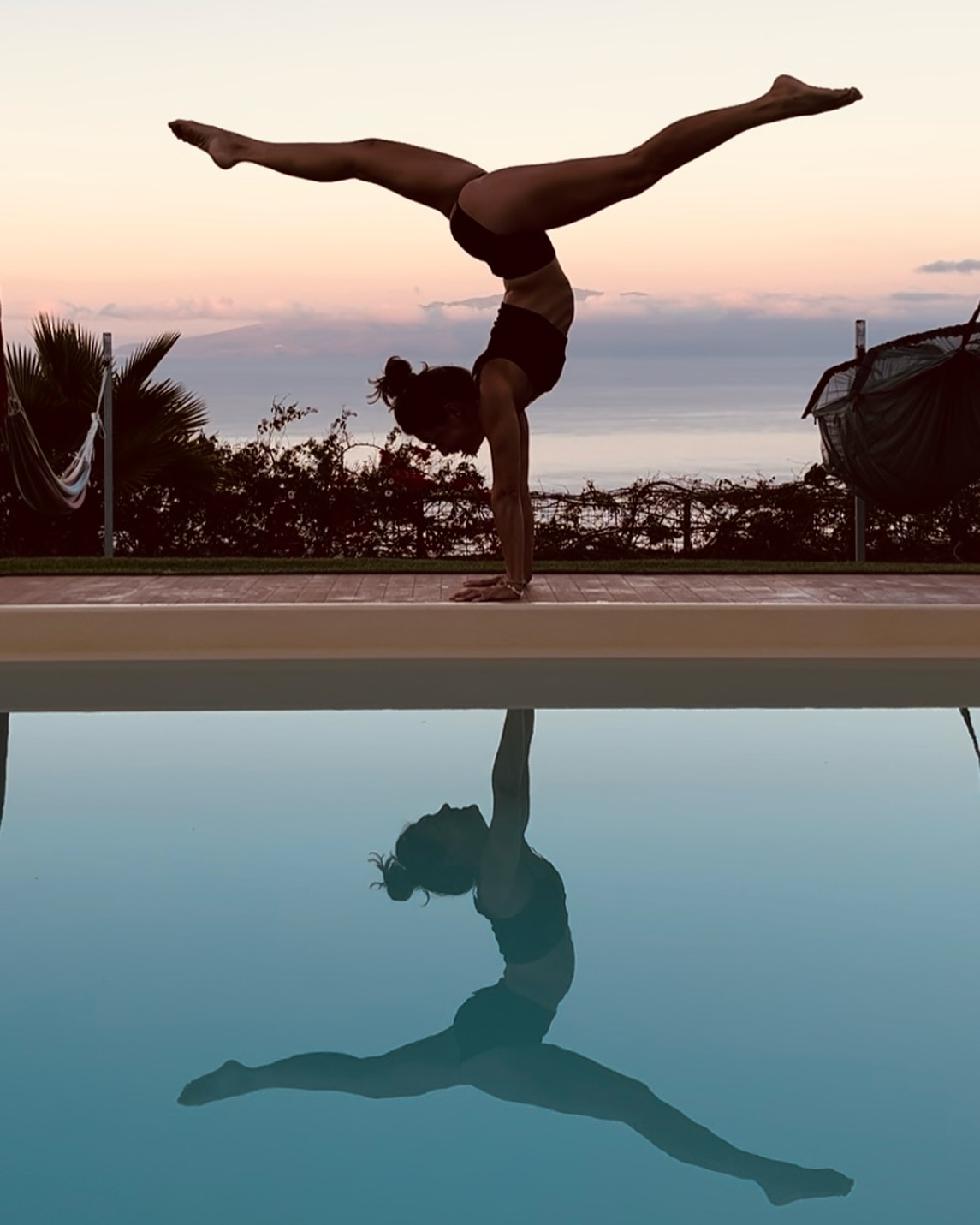Quiet your mind and find the true reflection of who you are within.
#reflection #yogaeveryday #handstand #keepshining