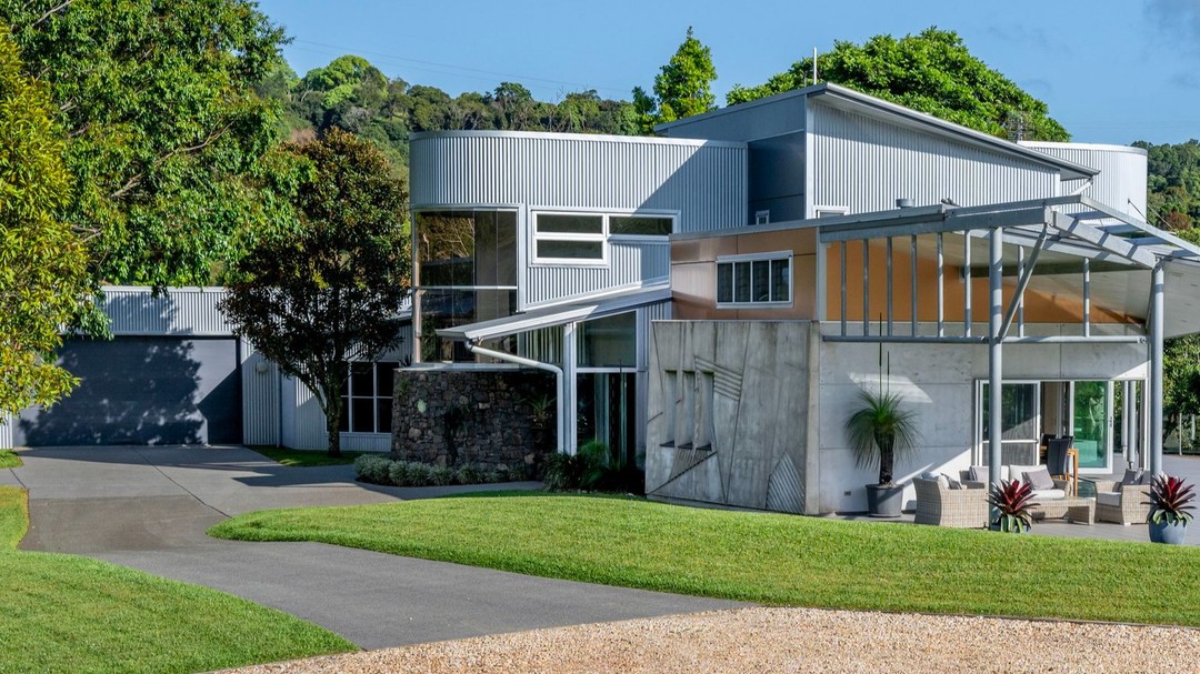 Recently gone up for auction with Ray White, a very contemporary house from early in my career. #modernhouse #modernhome #modernhomes #luxuryhomes #housedesign #home #homedesign #house #newhouse #newhome #luxuryhouse