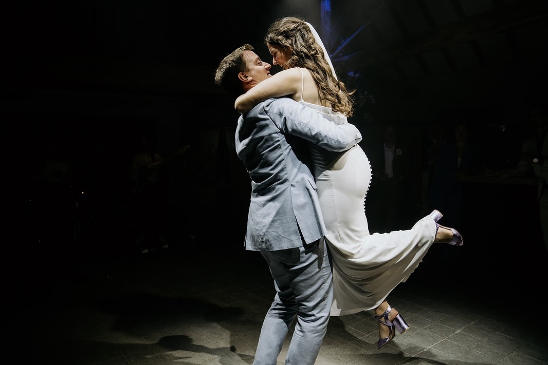“Een openingsdans, moet dat?”
Ik krijg de vraag nog vaak. En nee, tuurlijk moét dat niet.
Ik heb al volledige choreo’s gezien, maar evengoed geschuifel op een stukje tegel. Ik heb openingsdansen gezien om het feestje op gang te trappen, maar even goed koppels die énkel een first dance deden, zonder dansfeest. Of een last dance, als heel intiem moment om zo de gasten uit te zwaaien.
Er zijn ook feesten zonder openingsdans. Je kan een groepsfoto maken met al je genodigden, en daarna een vette schijf opzetten om iedereen de dansvloer op te krijgen. Een toast, een speech of de taart aansnijden kunnen ook alternatieven zijn. Of je laat het dansfeest starten met livemuziek die overgaat in de DJ-set.
En als je dat nog allemaal te veel gedoe vindt, dan is er nog altijd niks dat moét. We verzinnen iets dat bij jullie past. Een openingsdans, een alternatief of helemaal niets. Zonder dat iets daarvan vreemd hoeft te voelen.
Swipe om te zien hoe @thesimoncollectiveband het dansfeest van A&A op gang trok. Ze speelden enkele opwarmertjes tijdens het dessertenbuffet, dan kwam de live openingsdans en dan barstte het feest helemaal los!
Foto’s @jokedenef.fotografie
#dansfeest #openingsdans #trouwdj #livemuziekhuwelijk