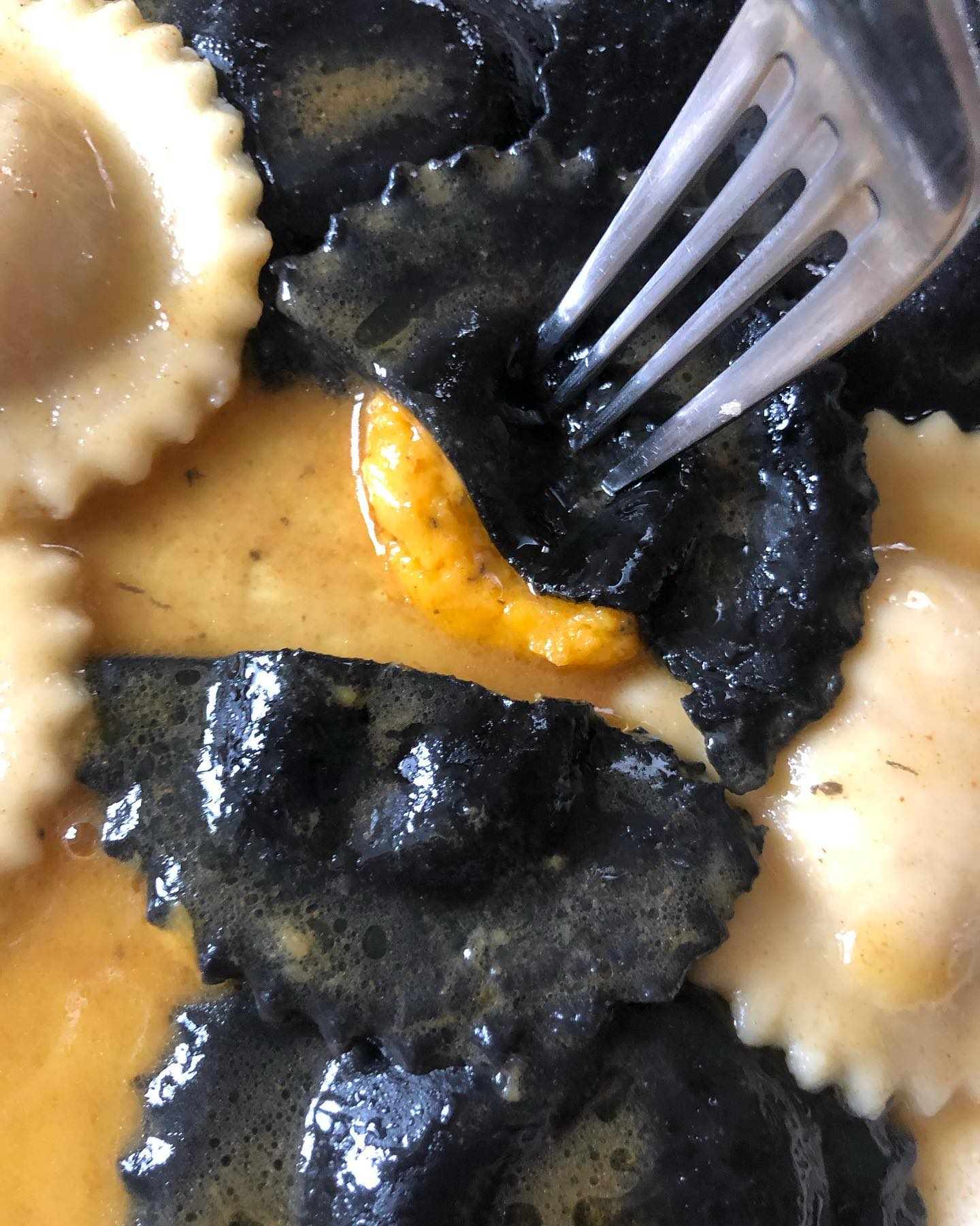 Scary season? Nah, pasta isn’t really scary but we’ll throw in a spooky dark dough and fill it with creamy pumpkin deliciousness. Who wants the recipe?
•
•
•
•
•
#freshpasta #pastafresca #homemadepasta #pastalovers #foodie #eattheworld #foodforthesoul #goodmoodfood #pastalover #feedfeed #italiancooking #onmytable #girlswithgluten #chosepasta #foryoupage #explore #workshop #pastatools #italiantools #brasspastatools #madeinitaly