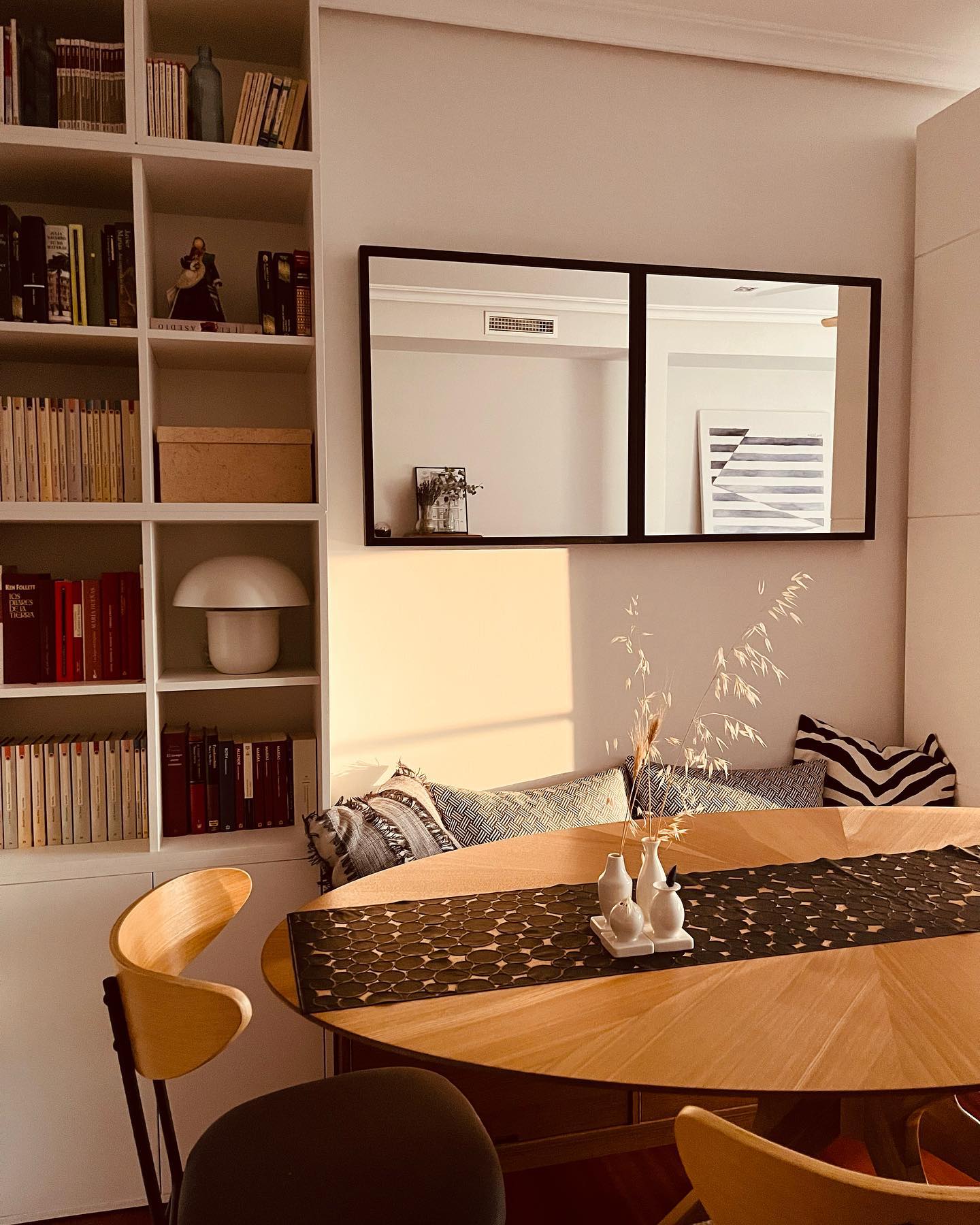 Hola otoño! Me encantan los cambios de estación: la luz, la temperatura, la posibilidad de adaptar tus hábitos… y tu hogar!
Es una buena ocasión para hacer cambios en casa.
Los textiles son clave!
Ropa de cama, almohadones, alfombras, algo de decoración en tus paredes y, muy importante, iluminación!
No crees?
#livinglavidadeco
#interiorismo #decoracion #organizacion
#textiles #deco #otoño