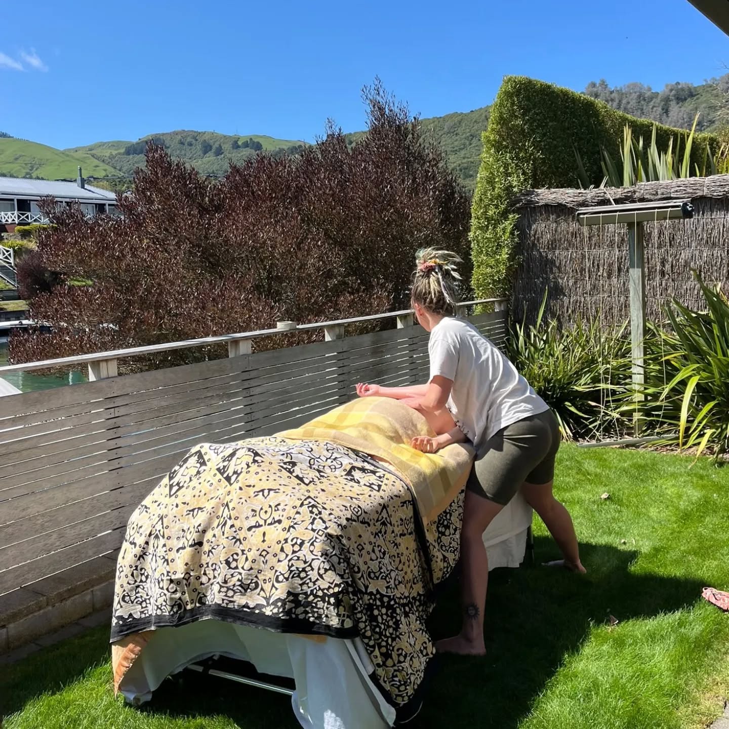 Absolute blessing to have had the opportunity to work outside in the blazing sunshine at the beautiful Emerge retreat hosted by the wonderful @casacacaonz and @_omshantishanti
A magical weekend where an eclectic group of inspiring Wahine gathered to connect, tune in to our bodies and be in nature. Filled with absolutely everything I love..even if it did getting sunburnt and falling off my skateboard on Day 1. Totally worth it 🌈