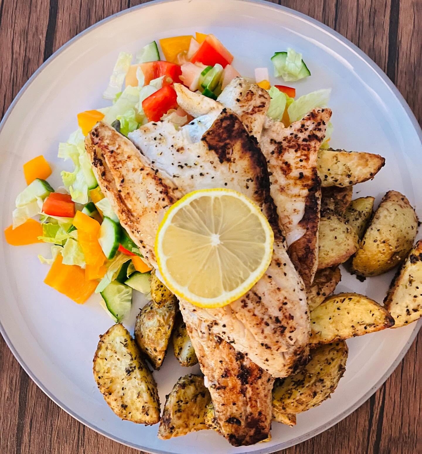 🫶🏻 Friday Night Meal Inspiration 🫶🏻
🐟 Pan fried seabass, herby potatoes and salad 🐟
✔️ Super easy
✔️ Done in 25 mins
✔️ Approx £2 per portion (Lidl price)
✔️ Beautifully nutritious, lean & fresh
Message me for recipe 🫶🏻
Very demure, very mindful ✨
Warm wishes, Dr Grace 🌿
#womenshealth #nutrition #healthyeating #hormones #pregnancy #menopause #postpartum #fertility #pregnancynutrition #menopausenutrition #postpartumnutrition #fertilitynutrition #pregnancydiet #menopausediet #fertilitydiet
