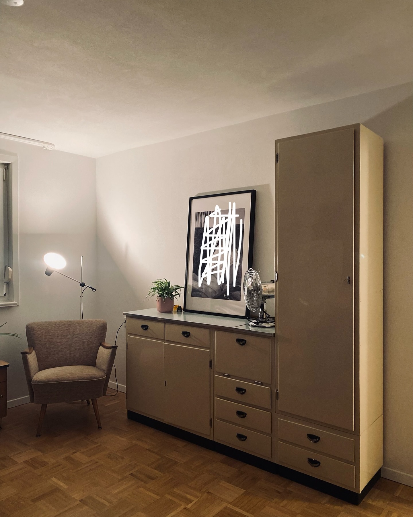 Sowas von in love mit meinen Küchenmöbeln aus den 50ern. Geschreinert von einem Schreiner, der noch heute existiert haben sie jetzt ihren Platz in meinem Büro ❤️
#50erjahre #50erjahrestyle #50erküche #50s #vintage #schreiner #handwerk