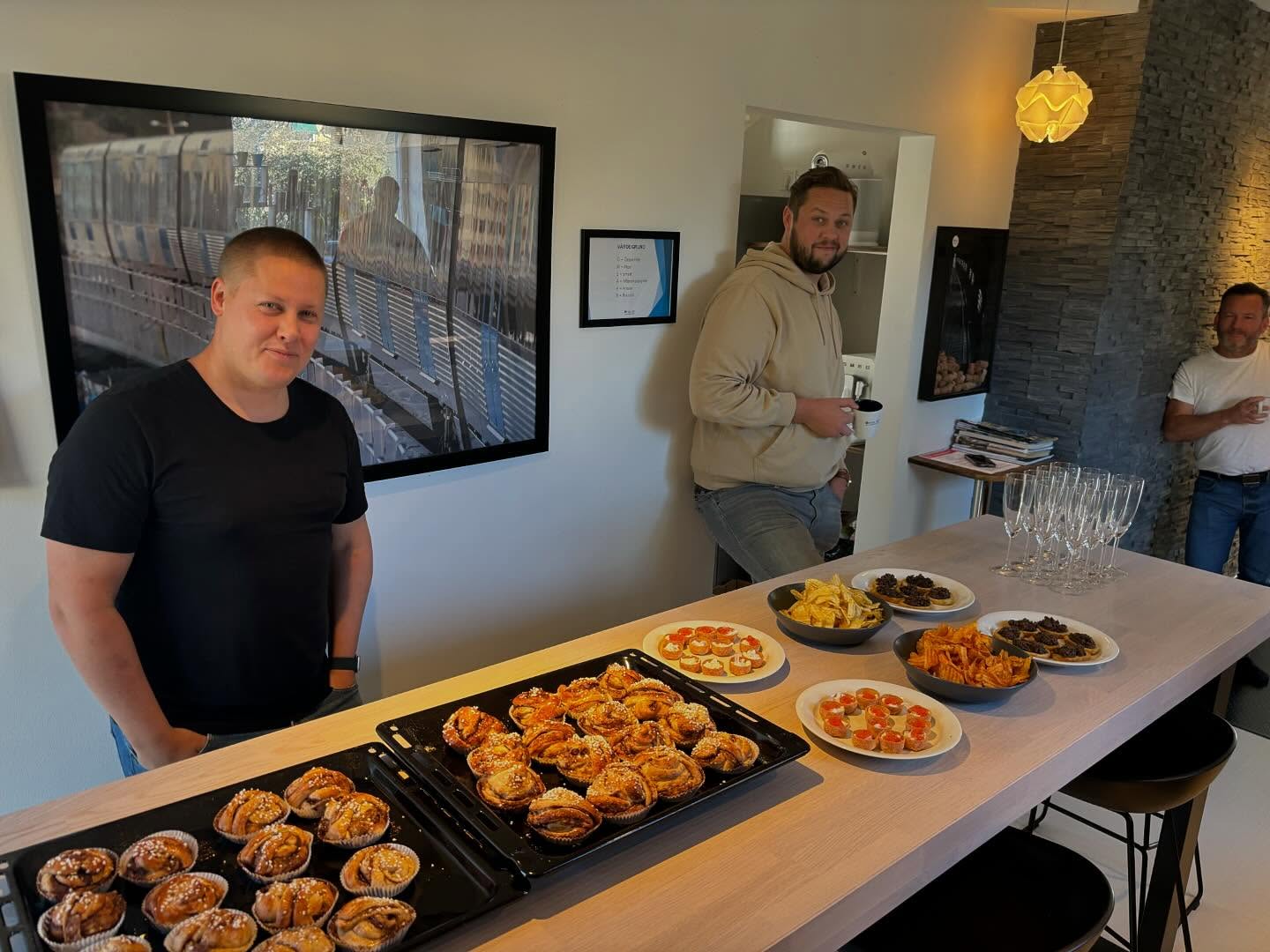 Idag hyllar vi Hembakningsrådets ”kanelbullens dag” som grundades 1959 av ett antal svenska livsmedelsföretag som handlade med mjöl, jäst och socker.