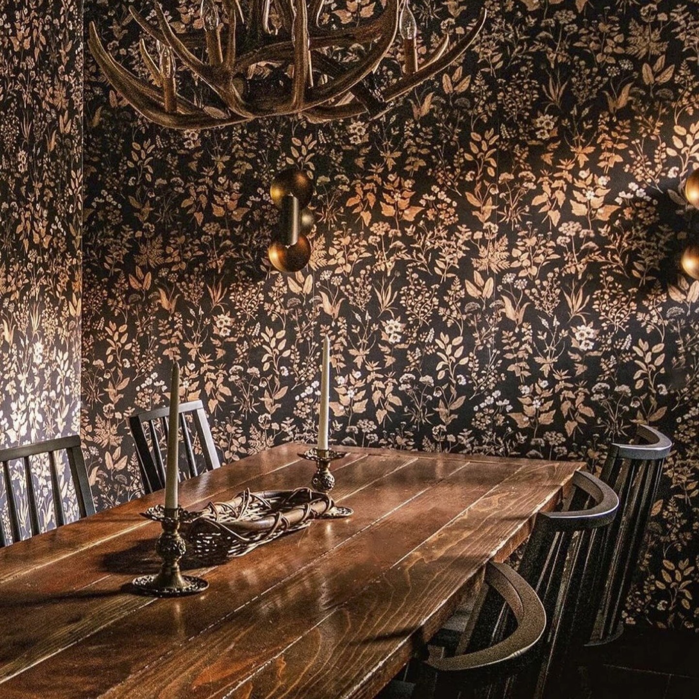 My Herbarium Antique wallpaper is a very bold botanical look for any home and I just love this interior designers combination of the natural wood and lighting to compliment my design. This is in the Dark Navy colour way and available to purchase from @miltonandking #fifthwall #woodlanddecor #antiquebotanical #wallpaperinsp #cottagecore #cottagecore #darkacademia #naturalhomedecor