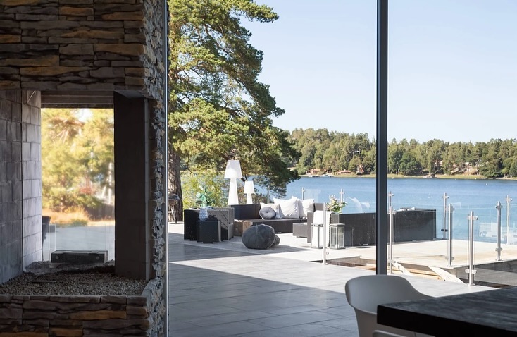 Natur och vatten intill knuten.
âSjövillaâ för lĂ„ngtidsuthyrning pĂ„ vackra VĂ€rmdö.
För mer information besök vÄr hemsida : Passionforhomes.se
@passionforhomesgroup
#passionforhomes #lÄngtidsuthyrning #uthyrning #rental #rentahouse #rent
#sweden #vilas #vÀrmdö