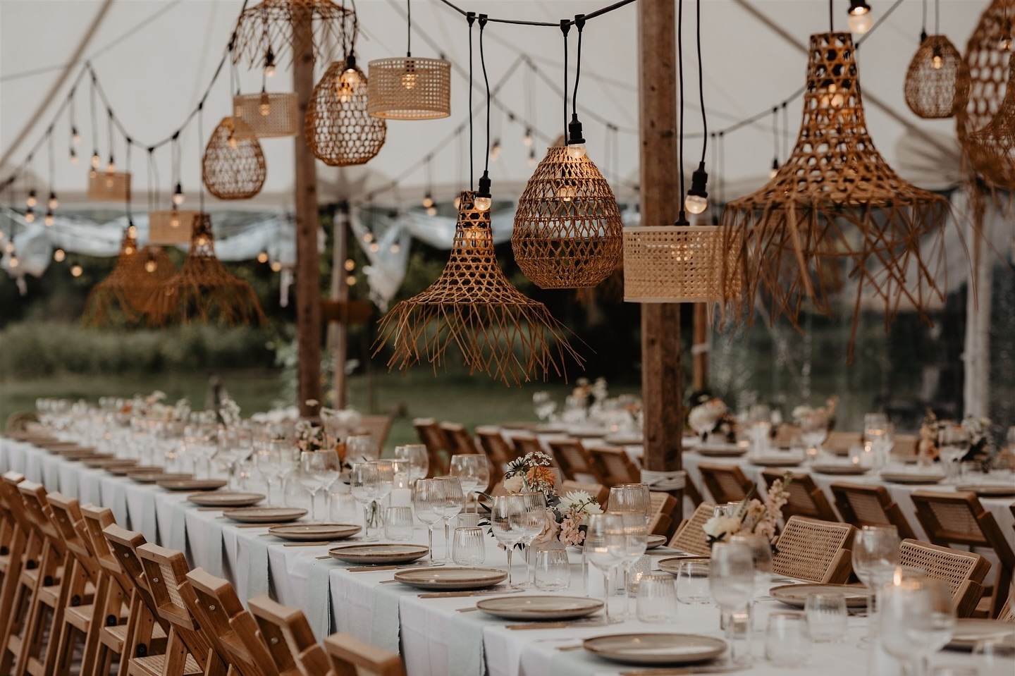 Met een gouden randje ✨️
Niet alleen de glazen, maar heel deze styling. Die zat me nu eens echt als gegoten. Zo blij dat ik dit mocht creëren voor C&D.
Foto : Jeanne by @anneleenjegers
Locatie : @bleyckhof
Bloemen : @blombloem
Rentals : @wonderrentals & @goldfishpartyrental
#weddingplannerantwerpen #weddingplannerbelgie #weddingplannerbelgium #tafelstyling #bohochique #bohostyle #trouwinspiratie #trouwenin2025 #trouwenin2026