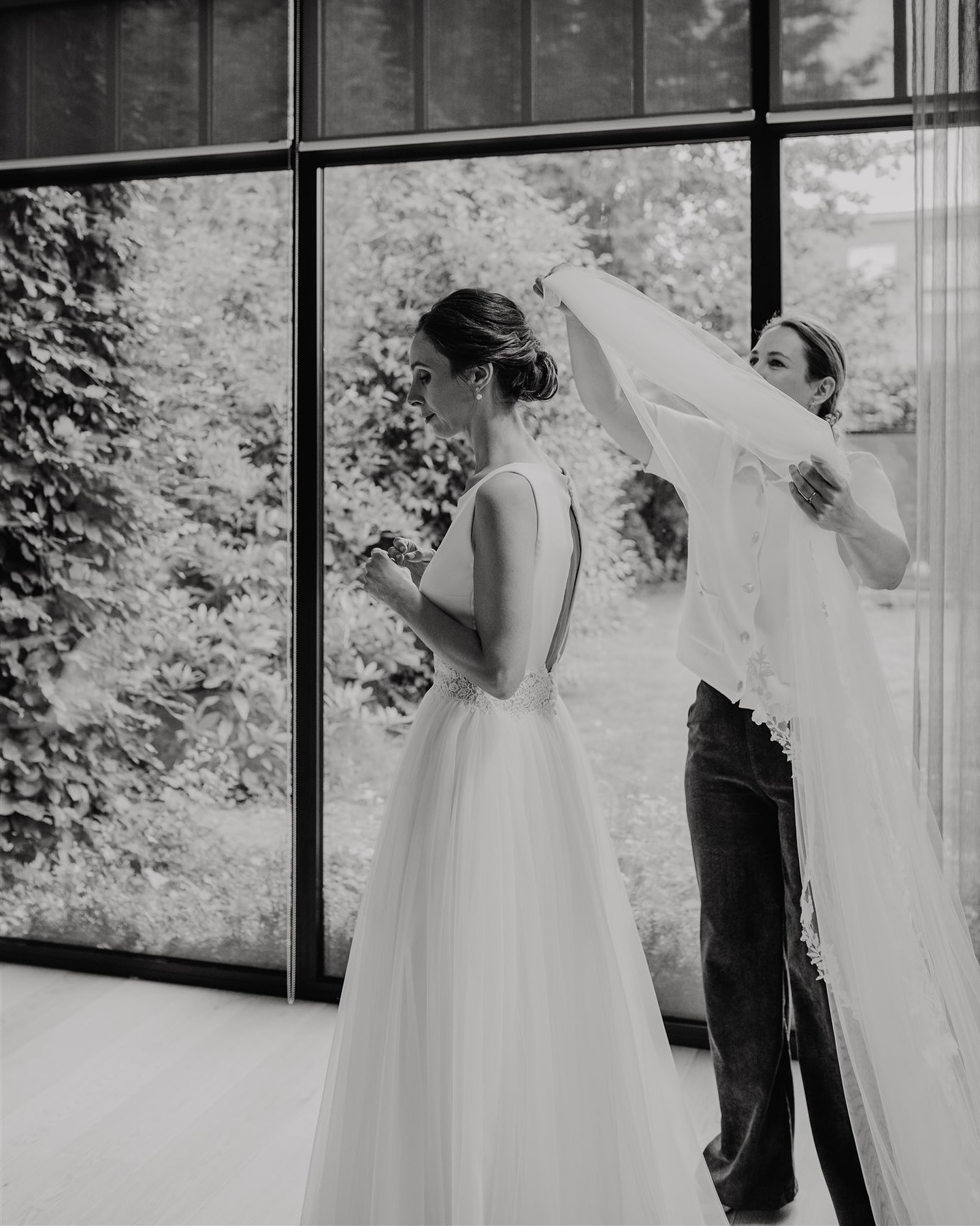 Niet alleen een fijne make-up and hair artist, ook een professionele-sluier-bevestiger, die @by_mary_with_love 🫢
Foto : Jeanne by @anneleenjegers