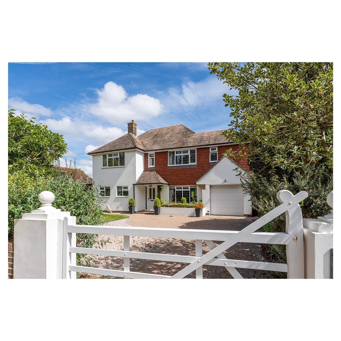 Photographed this exquisite detached residence, set within beautifully landscaped gardens. Offering spacious living and an exceptional outdoor space, this home perfectly balances elegance and comfort. Ideal for those seeking a tranquil lifestyle with modern conveniences. No wonder it went under offer a few days after hitting the market.
#LuxuryRealEstate #DreamHome #ExceptionalLiving #PropertyShowcaseโ