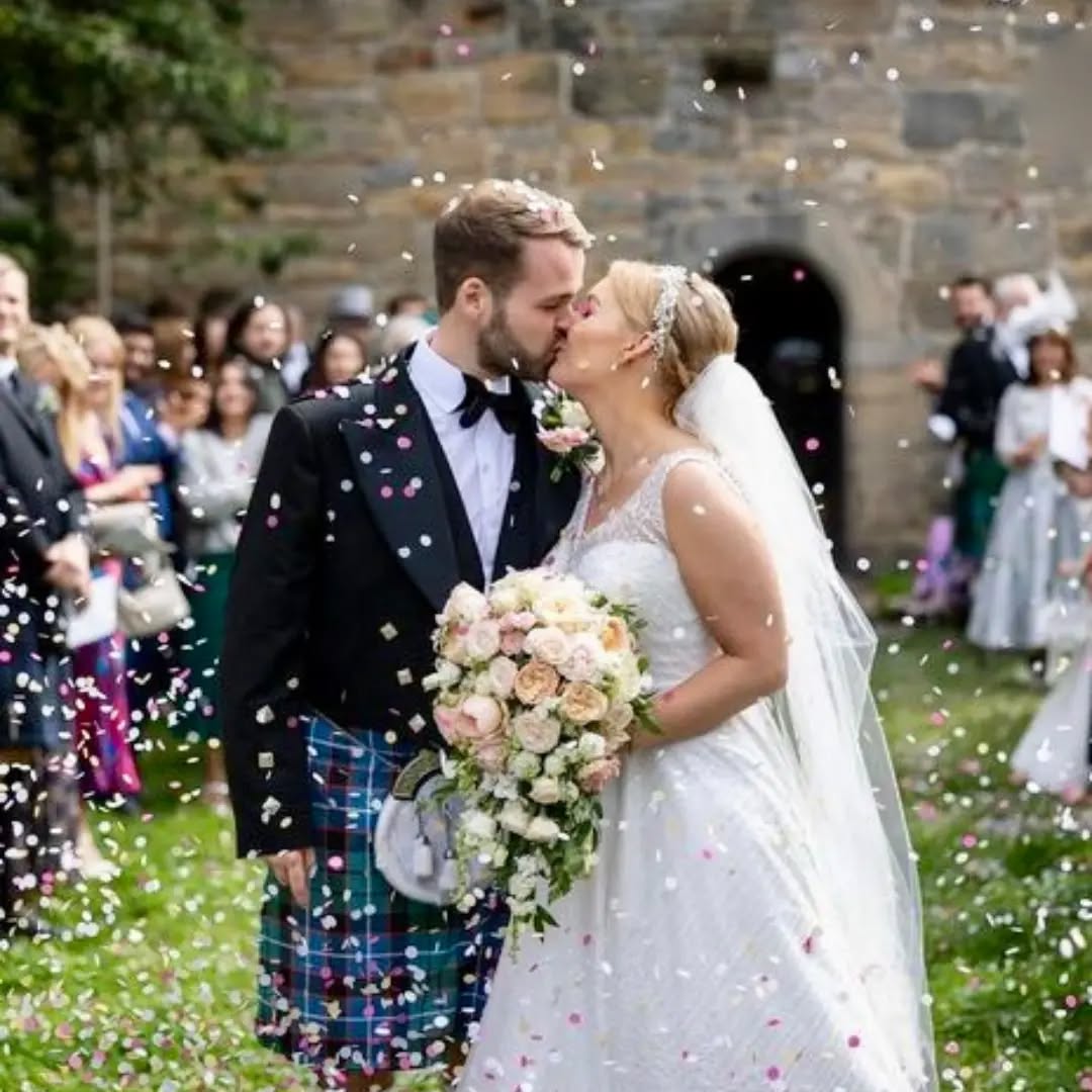 Sunny summer wedding 🌞 beautiful capture by @ryanwhite.photography #summerwedding #summerweddingflowers #gardenrosebouquet #gardenrosebridalbouquet #scottishsummerwedding #beautifulbride #thestockbridgeflowercompany #ryanwhitephotography