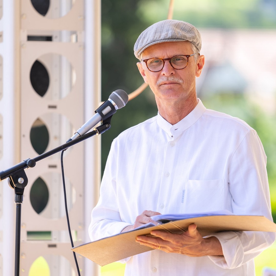 Und wieder geht ein Lebensabschnitt zu Ende. Für die Kirchgemeinde Oberburg, aber auch für mich. Nach fast 3½ Jahren – ein wenig früher als geplant – habe ich mich entschieden, meine Oberburger Pfarrstelle wieder freizugeben.
Dabei sind Abschiede nie ganz einfach. Etwas geht zu Ende. Schöne Erlebnisse bekommen keine Neuauflage mehr. Und auch lose Enden bleiben zurück: Möglichkeiten, auf die man gehofft hat, aber nicht verwirklicht wurden. Jedes Ende aber und alle Abschiede rufen zugleich die Hoffnung wach, dass etwas Neues beginnen kann. Etwas, das weiter, tiefer in die Zukunft führt und trägt.
In meinen drei Jahren als Pfarrperson in Oberburg sind Herausforderungen sichtbar geworden. Das ist ganz natürlich. Gerade in unsrer Zeit. Was kann heute schon bleiben, wie es ist? Aber auch die schönen Seiten wurden sichtbar. Und dazu zeigten sich die Möglichkeiten, die noch nicht sind, aber werden könnten. Sollen in einer Kirche neue Erfahrungen möglich werden, so sind dafür Veränderungen nötig, neue Wege und nächste Schritte. Eher früher als später.
Nicht die aufgetauchten Herausforderungen, sondern diese neuen Möglichkeiten sind der Grund, meine Stelle wieder freizugeben. Denn meine eigene berufliche Zeit reicht nicht mehr in diese Zukunft. Für diese Zukunft braucht unsere Kirchgemeinde Pfarrpersonen und Mitarbeitende, die sie längere Zeit begleiten können, als ich es kann. So gebe ich meine Stelle frei, damit eine neue Zukunft beginnen kann.
Die für mich dadurch freiwerdende Zeit möchte ich dazu nutzen, noch einmal zu studieren und ein wissenschaftliches Forschungsprojekt zu verfolgen. Auch dieses soll sich mit dem Wandel beschäftigen. Dazu werde ich in Oberburg bleiben, wo ich ja schon lange vor meiner Pfarrtätigkeit gewohnt habe. Ich bleibe also weiterhin Teil der Kirchgemeinde. Meinen Abschied als Pfarrperson feiere ich aber gerne mit Ihnen allen zusammen am Sonntag, 19. Januar 2025.
Allen, die meine Arbeit ermöglicht, unterstützt und begleitet haben, danke ich von Herzen. Für die Gestaltung des weiteren Geschicks unsrer Kirchgemeinde wünsche ich Gottes Segen.
Christian C. Adrian, Pfarrer
#oberburg #kirchgemeindeoberburg #abschied #neuanfang #dankbar