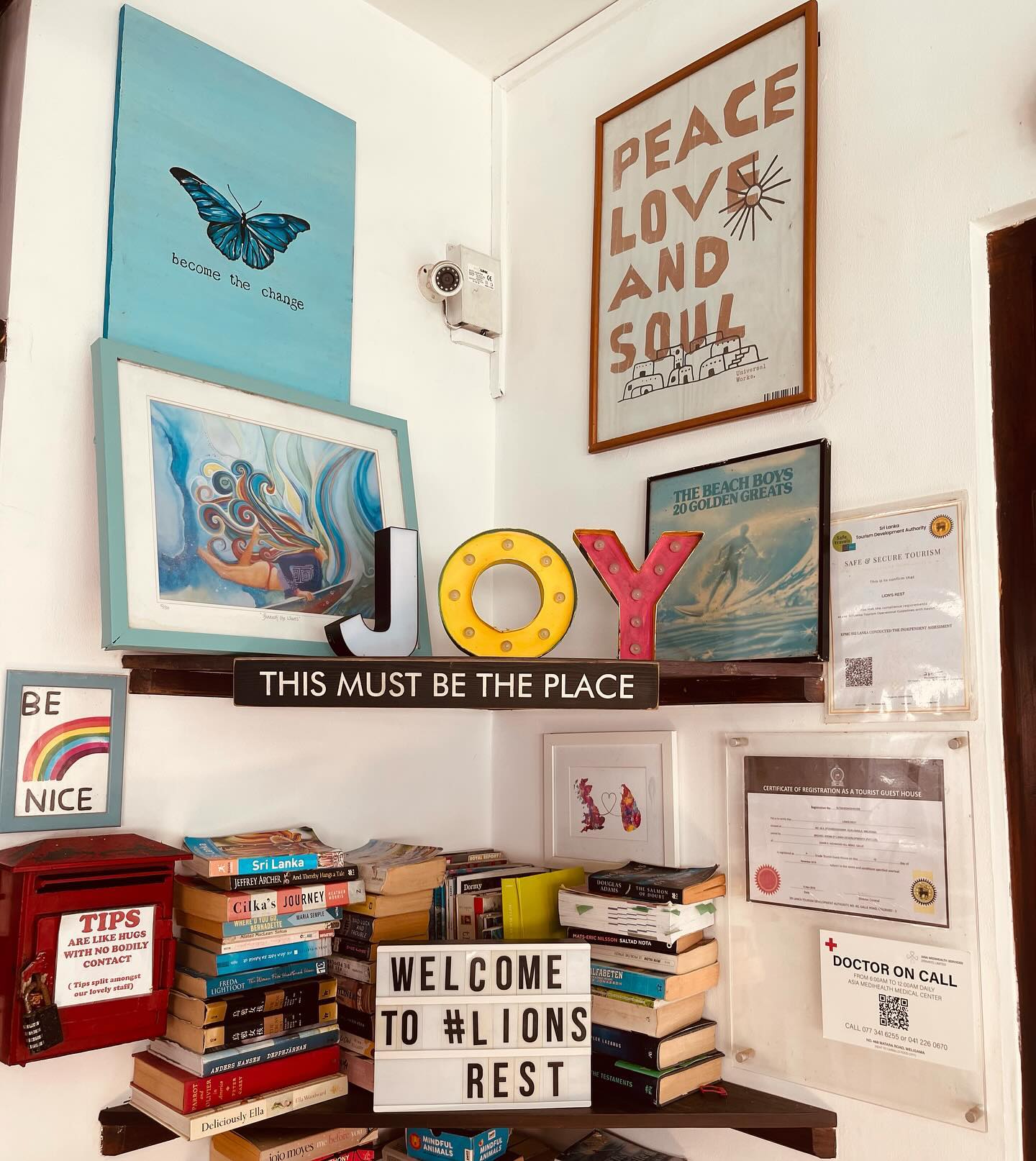 Readers Corner here at @lionsrest.
#lionsrestsrilanka #universalworks #behappy #thismustbetheplace #readerscorner #behappy