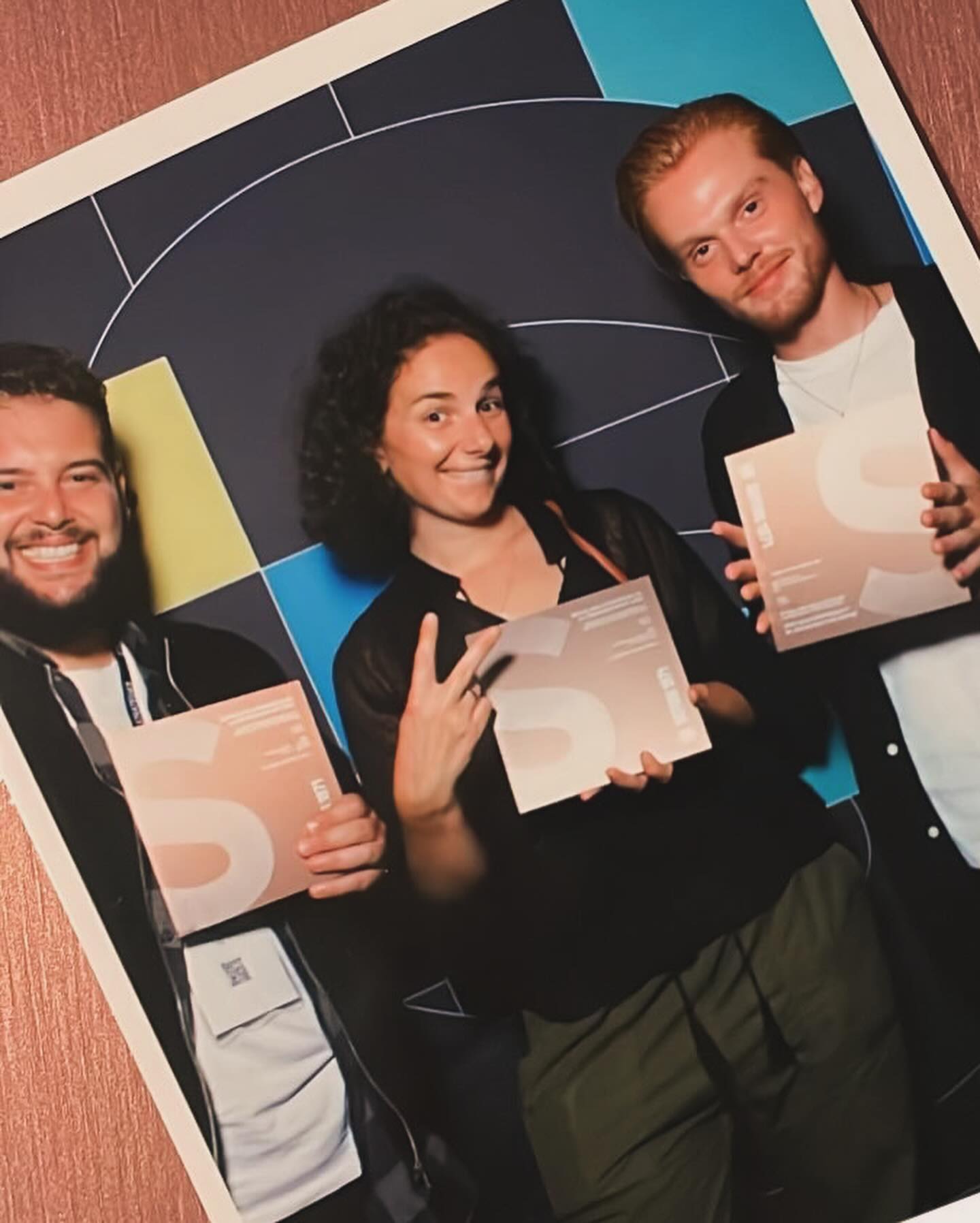 Gagner un prix, grande première 🥉
Une reconnaissance en bronze pour « Les rêveurs pragmatiques » du @cea_officiel au Grand Prix @strategies.event ✌🏼
@agencebproduction | @henrimothe | @xavierlaurent31 | @charlottecario