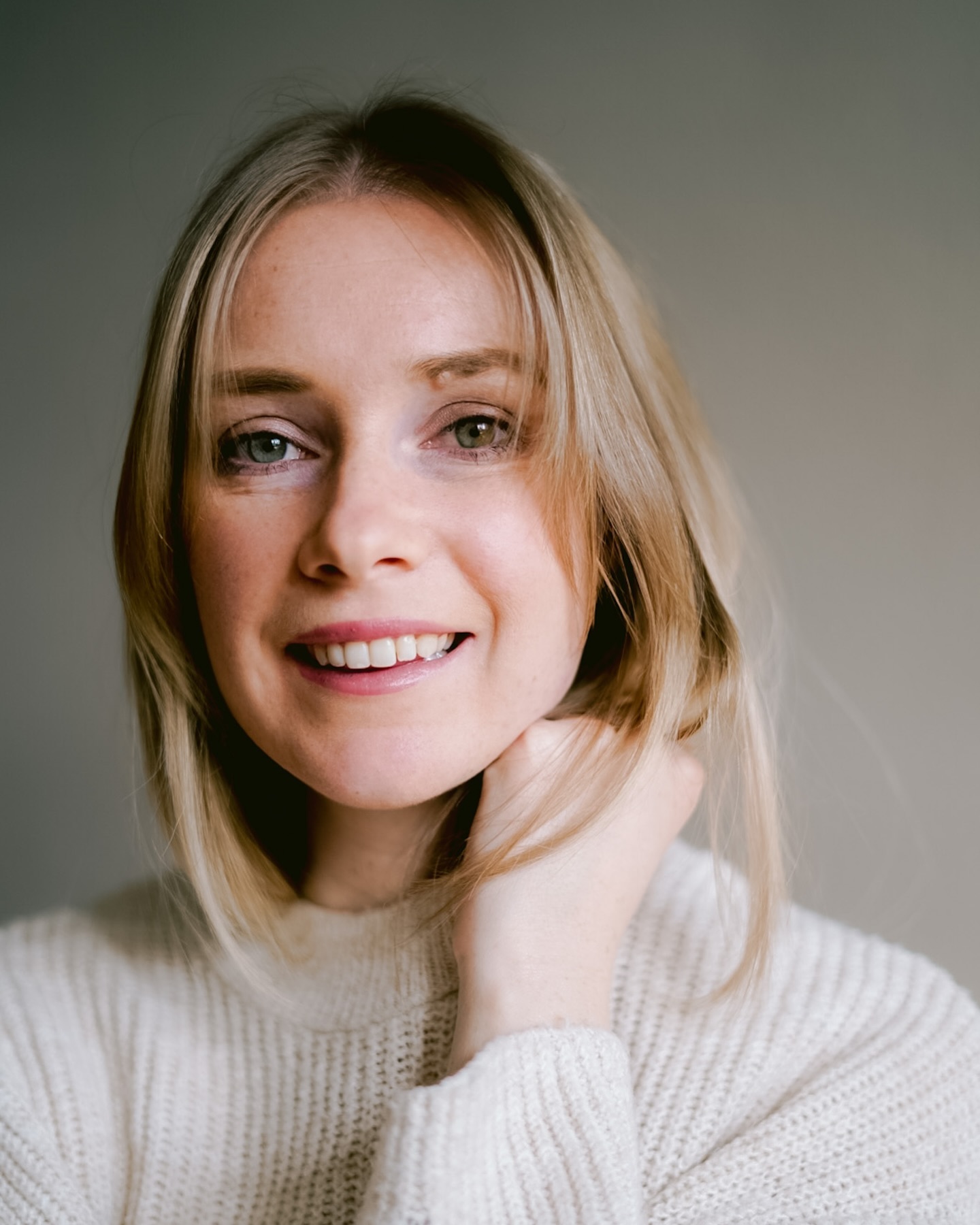 SOCIAL MEDIA IS NIET DE REALITEIT // ๐
Met andere woorden: geloof niet alles wat je ziet. Vaak ziet het er op social media allemaal rooskleuriger uit dan het in werkelijkheid is. We delen graag de successen, maar minder vaak de struggles of dieptepunten.
Ik hou van eerlijkheid en transparantie, daarom deel ik enkele bekentenissen over mij en mijn bedrijf:
๐ธ Ik heb mijn instagram account al 4 jaar en zit nog altijd onder de 1000 volgers. Voorheen dacht ik dat het aantal volgers en likes gelijk stond aan succes. Maar niets is minder waar. Het is een mentaal spelletje. Laat je niet gek maken door de cijfers die je ziet. Je kunt ook succesvol zijn met โmaarโ 200 volgers.
๐ธ Ik vergelijk mijzelf (nog te vaak) met andere fotografen op insta en word dan onzeker over mijn eigen kwaliteiten.
๐ธ Niet iedere aanvraag die ik krijg wordt een opdracht. Het gebeurt wel eens dat ik informatie naar iemand toestuur en ze daarna niks meer van zich laten horen. Ook dan ga ik wel eens aan mijzelf twijfelen.
๐ธ Volgeboekt betekent voor de een iets anders dan de ander. Voor de 1 is volgeboekt 3 shoots per maand en voor de ander 10. Ik kon me hier gek om maken als ik zag dat iemand 3 maanden van tevoren al volgeboekt was en ik nog ruimte in mijn agenda had.
๐ธ Ondernemer zijn is leuk, maar soms ook best wel eenzaam. Ik mis echt collegaโs om me heen als ik dagenlang thuis achter mijn laptop zit te editen. Maar gelukkig heb ik lieve collega fotografen waarmee ik regelmatig probeer af te spreken.
Waarom ik dit allemaal deel? Omdat ik niet de enige ben die wel eens aan zichzelf twijfelt, zich afvraagt of die het wel goed doet, of wel eens onzeker is. Het mag er zijn, maar laat je er niet door afleiden ๐๐ผ
Okรฉ nu ga ik weer verder met mijn havercappu met matcha drinken, 10K per maand draaien en roepen dat ik volgeboekt ben! ๐๐ง๐๐ฅ๐๐ ๐๐ ๐
.
.
.
#ondernemerschap #lifestylefotograaf #businessfotograaf #trouwfotograaf #trouwfotograafzuidlimburg #trouwfotograaflimburg #bedrijfsfotografie #businessowner #businessbranding