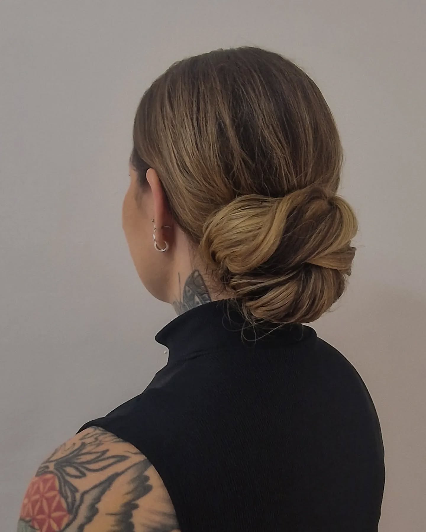 Juhlakampaus väitöstilaisuuteen 🎩🤎
💇♀️ Heli
#helibow#bowhelsinki#parturikampaamobow#juhlakampaus#juhlakampaushelsinki#nuttura#kampaus#hairdo