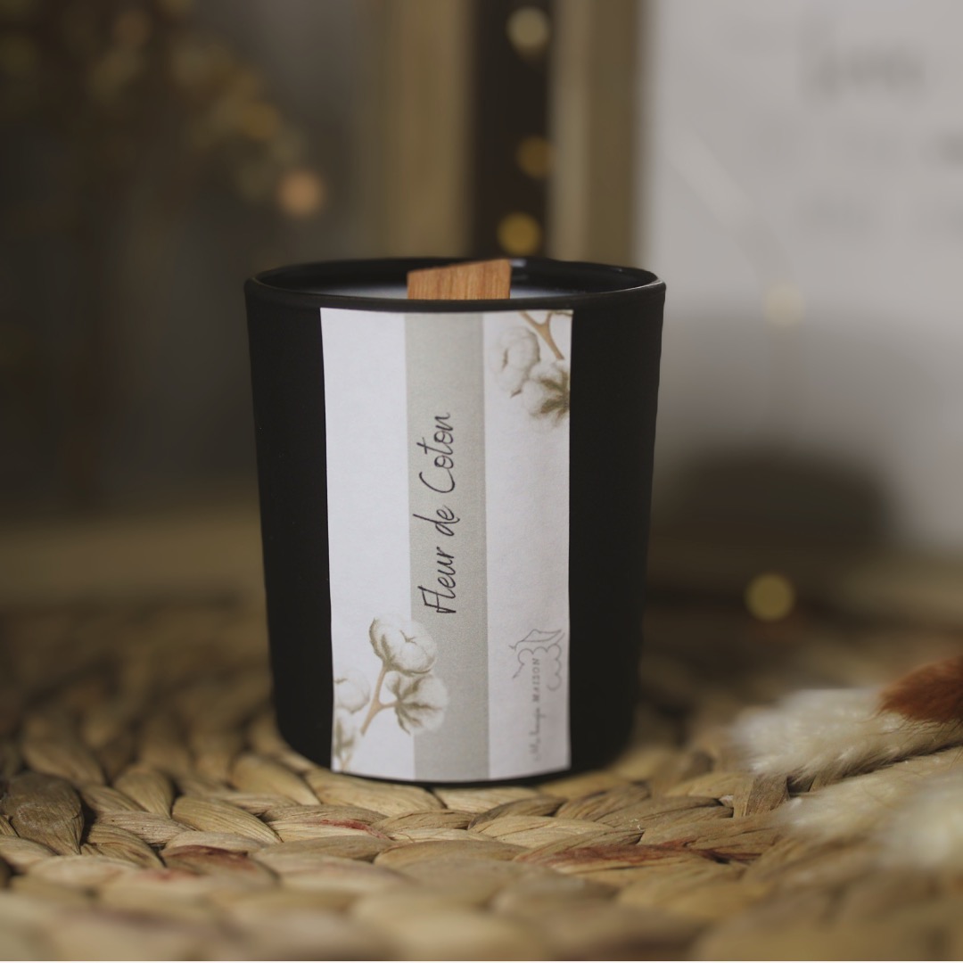 Pourquoi choisir les bougies de ma bougie maison ? Elles sont fabriquées à base de cire de soja végétale et les parfums utilisés sont sans phtalates et sans CMR. Elles ne sont donc pas toxiques ni cancérigènes. Elles sont fabriquées à la main à Ependes dans le canton de Fribourg et de ce fait, chaque bougie est unique.