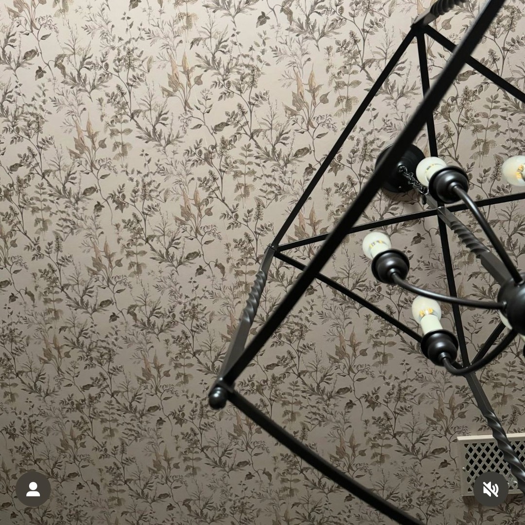 I just love what @eanesinteriors has done with my Woodland floral wallpaper design for @miltonandking here. By just wallpapering the ceiling and adding the dark forest green colour to the walls! what a statement for an Antique Botanical Look #fifthwall #woodlandfloral #antiquebotanical #wallpaperinsp #cottagecore #botanicaldecor