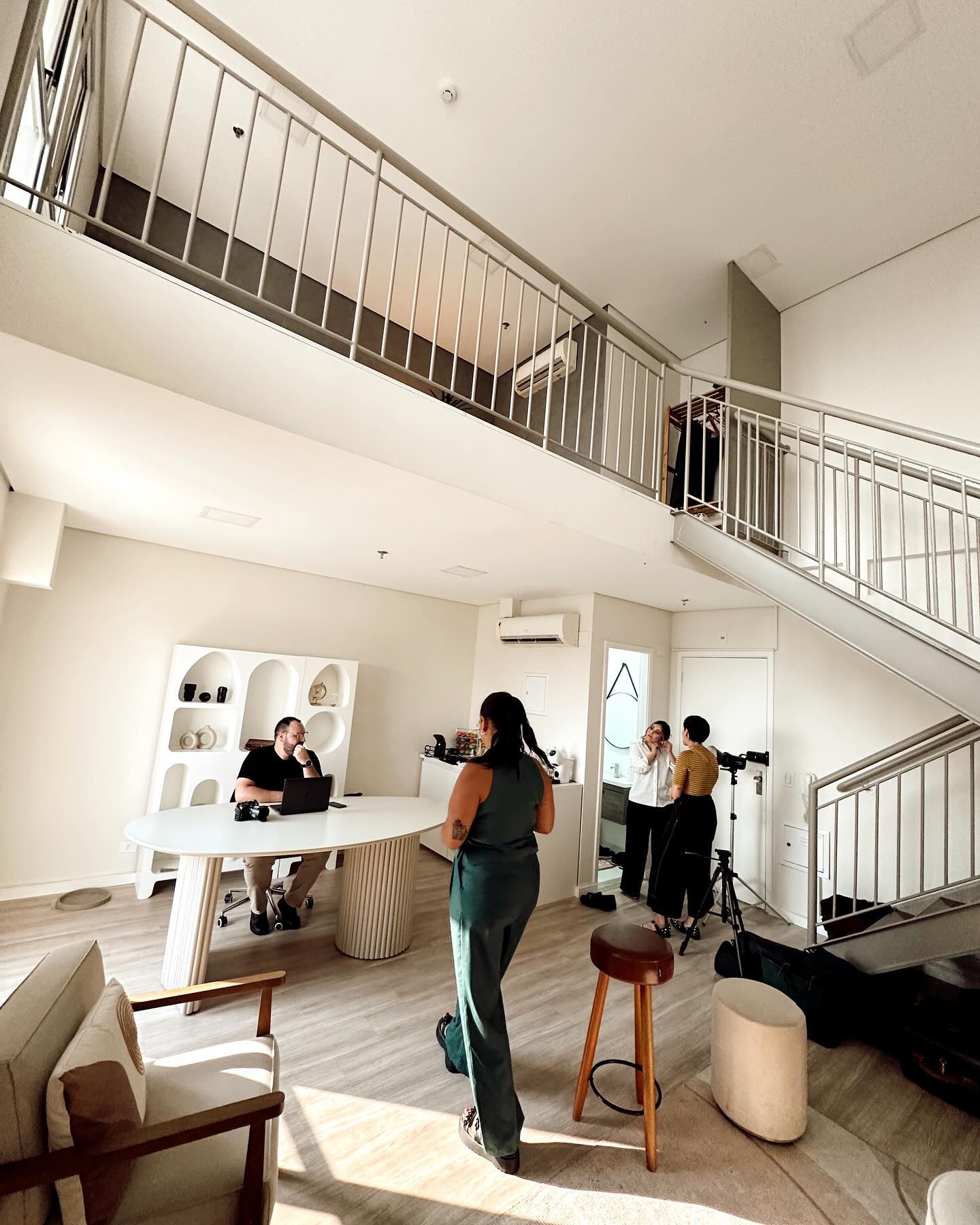 {BASTIDORES} Ontem foi dia de produção intensa e cheia de propósito para o lançamento da nova marca GGianoni e para o escritório Adrielly Siqueira Advocacia. Duas marcas que vimos nascer e que agora estão se preparando para uma fase de amadurecimento e expansão. ✨
O papel da Crialuz na vida dos nossos clientes está se transformando a cada novo projeto. Estamos mais próximos, mais conectados, tanto no online quanto no offline. Com 2025 em vista, nossas soluções de branding já estão desenhando um caminho com mais presença e amadurecimento.
Temos muito orgulho de sempre respeitar nossa cultura, nossa visão e nossos valores, independente de qualquer circunstância.
Um posicionamento coerente abre portas para o seu negócio. Queremos te inspirar a fazer o mesmo! Bora brilhar ✨
#branding #negocioscomessencia #marcasbrilhantes #marcascomessencia