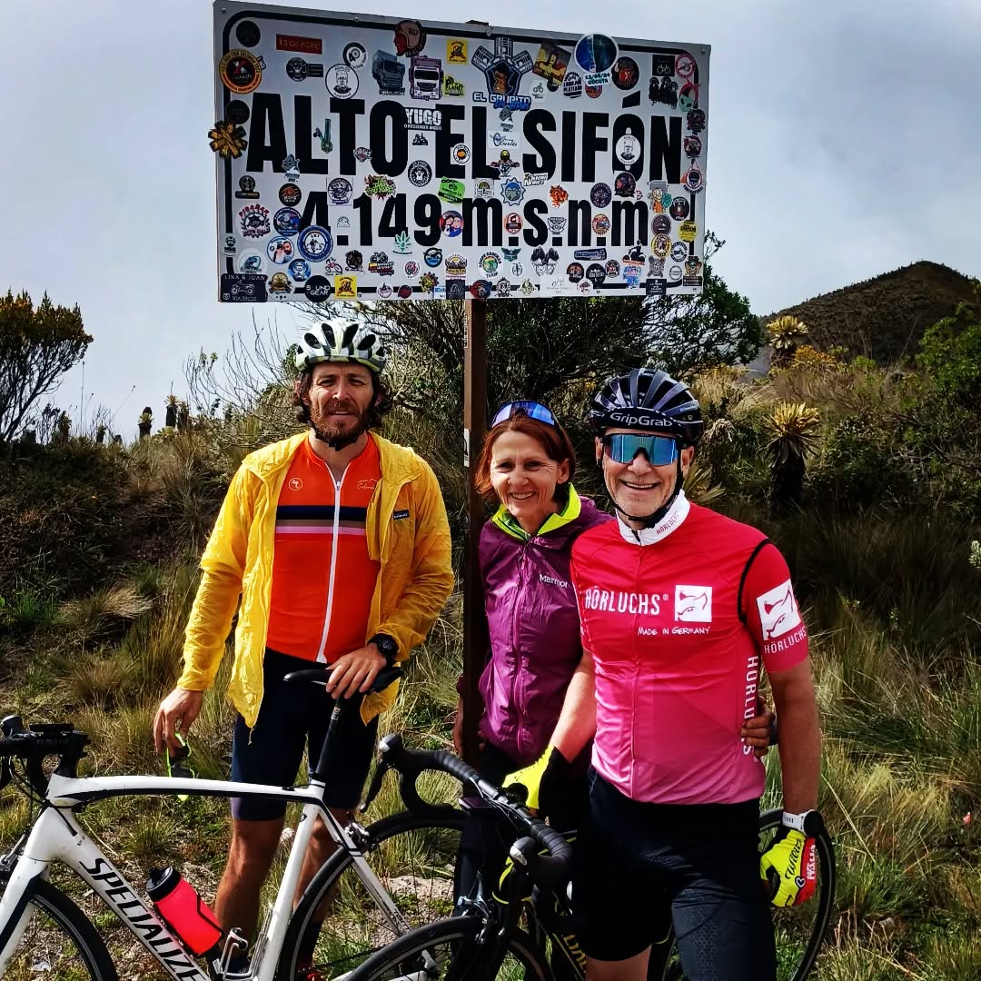 Would you dare to take on the challenge of climbing one of the longest mountain passes in the world by bike? Then you must come to Colombia and experience what it’s like to pedal at 4000 meters above sea level. We have tours in December 2024, as well as in January and February 2025. Contact us – we offer tours of different durations with full support!
#colombiabiketours #cyclingholiday #mountainpass