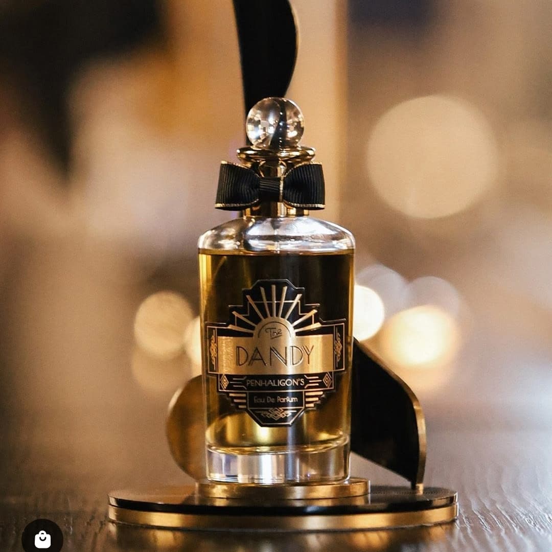 Immagina di iniziare con un whisky pregiato, servito puro e con ghiaccio, che ti invita a un’esperienza sensoriale avvolgente. Il tuo piede inizia a muoversi a ritmo con una melodia raffinata di lampone e bergamotto, mentre il cuore del profumo svela una sinfonia di ambrox, rovere, legno di cedro e fumo. Ogni nota si intreccia per creare una composizione sofisticata e avvolgente. Vieni in profumeria Lorenzi a scoprire The Dandy, l'ultima fragranza di Penhaligon's!
.
#profumerialorenzi #lorenzi1924 #profumeriaartistica #profumeriadinicchia #profumo #parfum #eaudeparfum #penhaligons #dandy #thedandy #profumo #fragranza #whisky #lorenzi #sarpi #paolosarpi