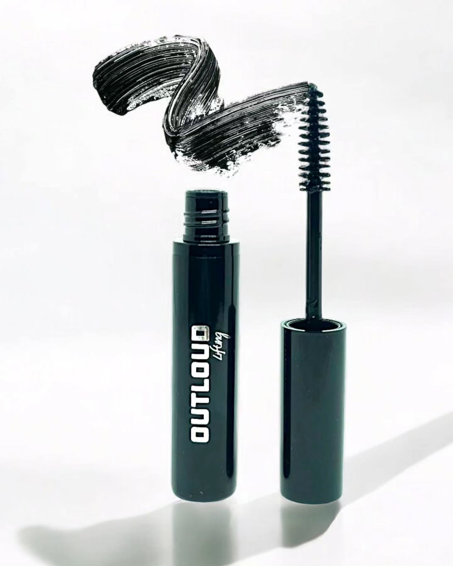 BLACK COLLAGEN COATING 🖤
Giver farve, pleje og hold til vipperne. Perfekt til at fremhæve og forlænge effekten af et lash lift. Den klumper ikke, fordi det er en coating, som er tyndere end en mascara.