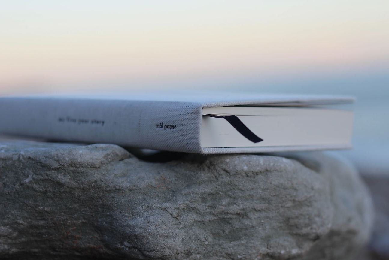 🌊 Making memories, whilst recording memories with ‘my five year story’ journal by @malpaper
#cornwalllife #explorecornwall #journaling #journallove #brandingphotography #brandingphotographyuk #ukphotographer #southwestukphotographers #southwestukartists #southwestcoastpath #thesaltpath