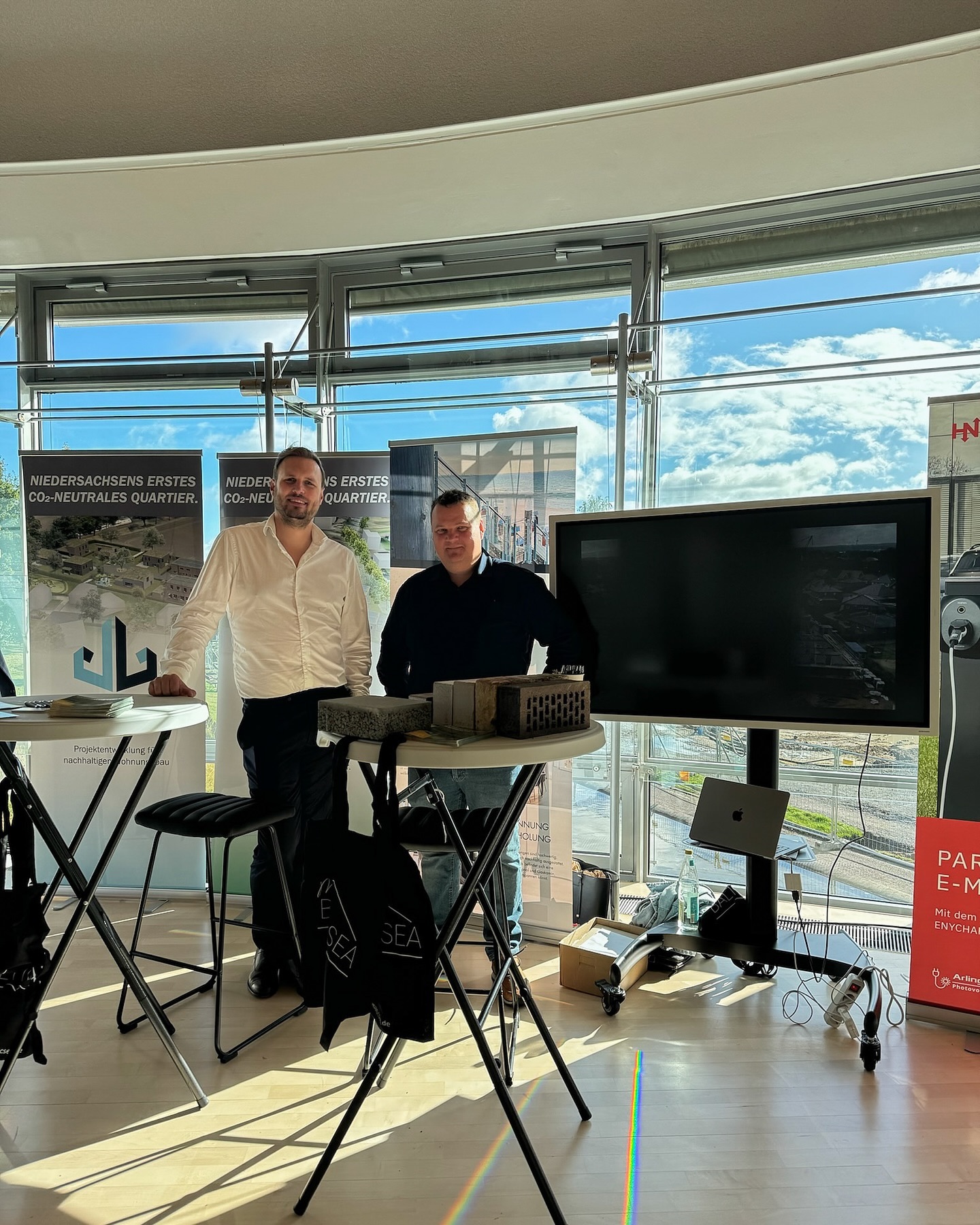 Der Landkreis Vechta hat am 28.09.2024 zu einer interessanten Veranstaltung eingeladen “Sanierung & Energie.” Wir durften dabei unser Quartier in #Steinfeld vorstellen und haben viele Fachgespräche mit den Interessenten geführt. Wir danken für die Einladung zu dieser Veranstaltung und freuen uns sehr auf das nächste Mal! @lkvechta
_______________
#landkreisvechta #vechta #quartier #steinfeldneubau #steinfeld #niedersachsen #co2 #co2neutral
