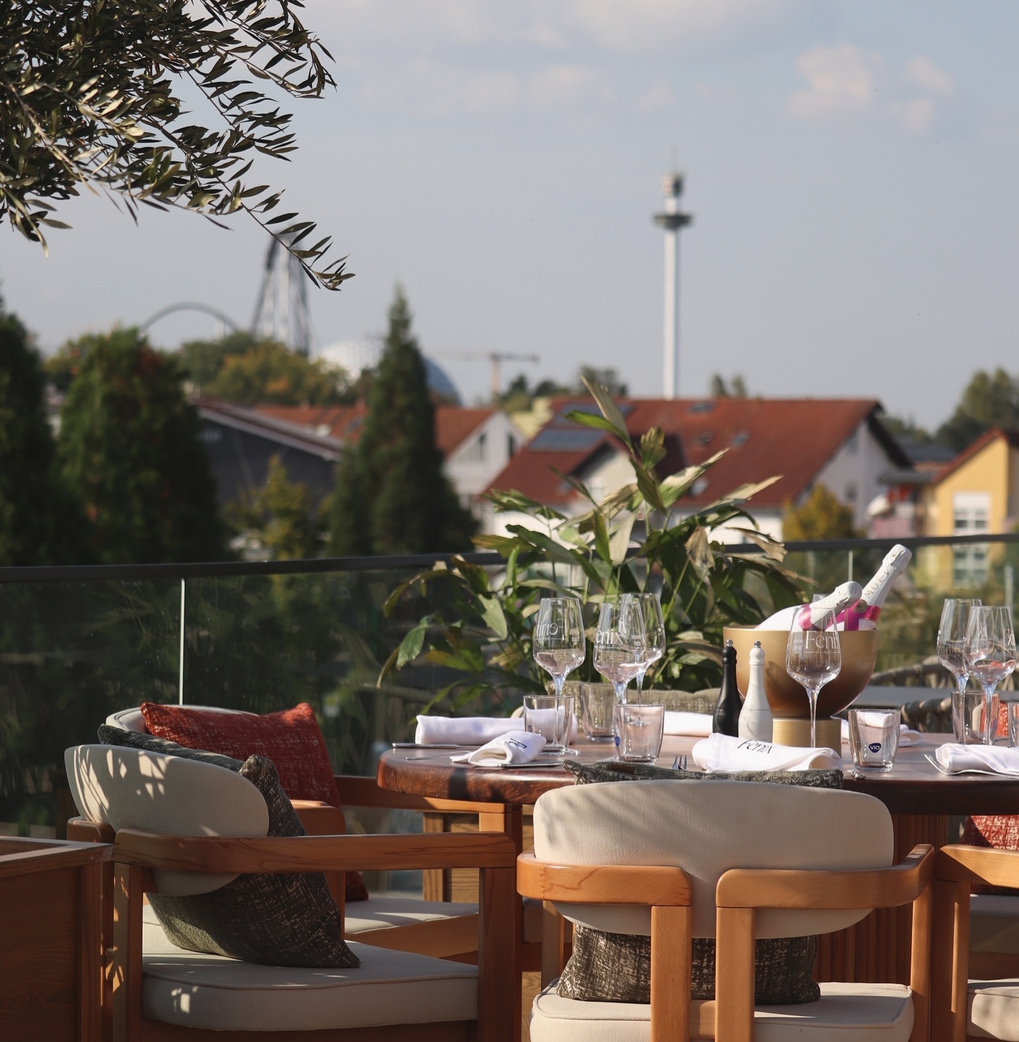 Dein Platz mit Ausblick – willkommen auf unserem Rooftop!
#neuesRestaurant #rust #europapark #epark #genuss #genussmomente #comingsoon #gourmetküche #feinschmecker #kulinarik #erlebnisgastronomie #rooftop #überdendächern